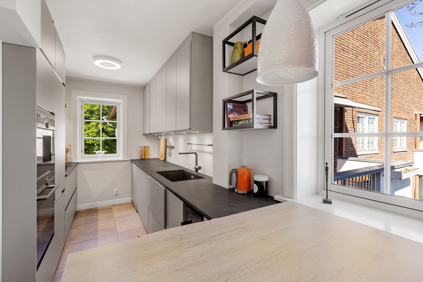 Lekkert kjøkken fra Mobalpa med glatte fronter og benkeplate i laminat. Galleribilde