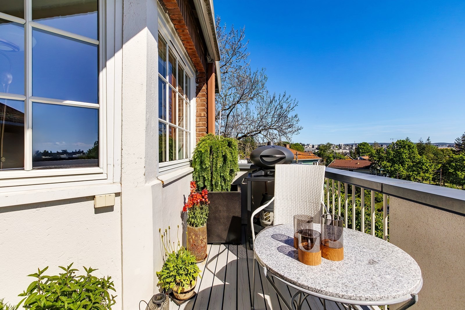 Her har du god plass til en sittegruppe og grill. Galleribilde