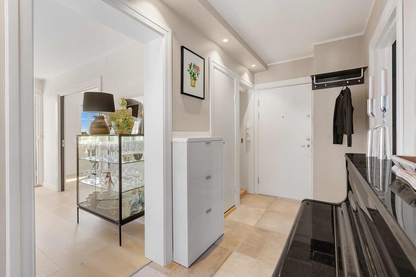 Det er god plass til å henge fra seg yttertøy. Galleribilde