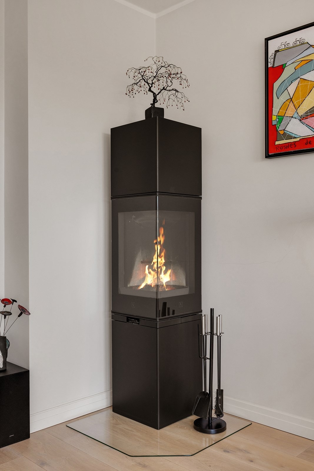 I stuen finner du også en lekker peis. Denne kommer godt med på kalde vinterdager! Galleribilde