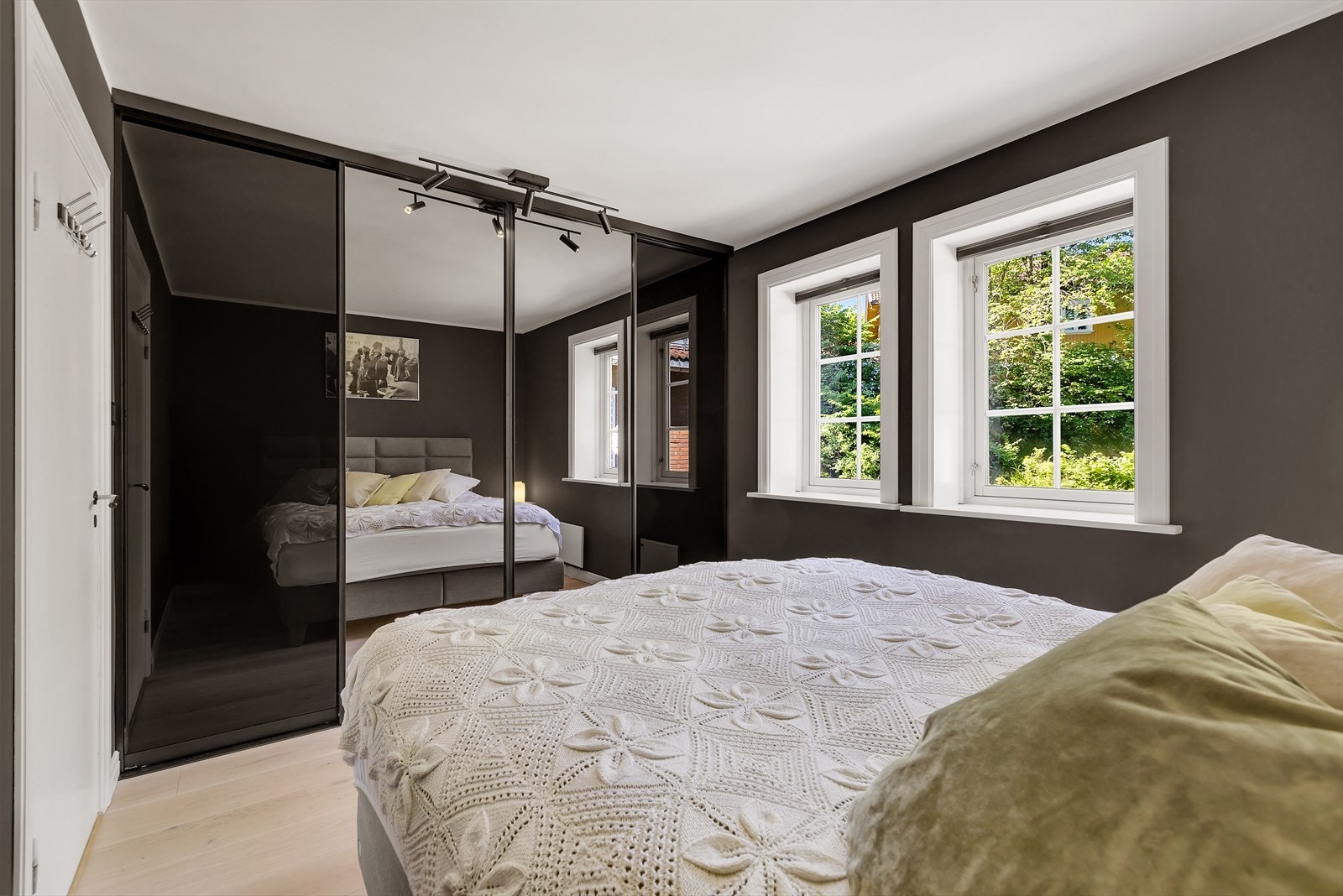 Stort plassbygd garderobeskap. Galleribilde