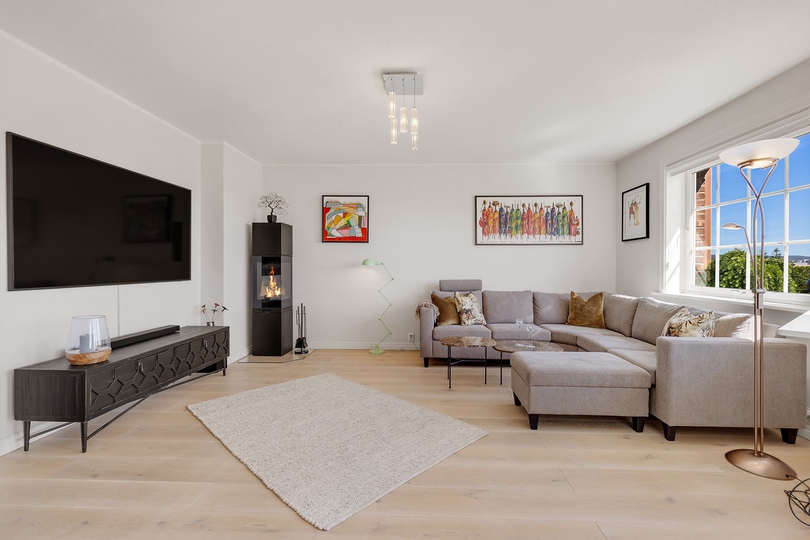 Romslig stue med god plass til en stor hjørnesofa. Verdt å nevne er at det også er gulvvarme i alle rom, unntatt soverom II. Galleribilde