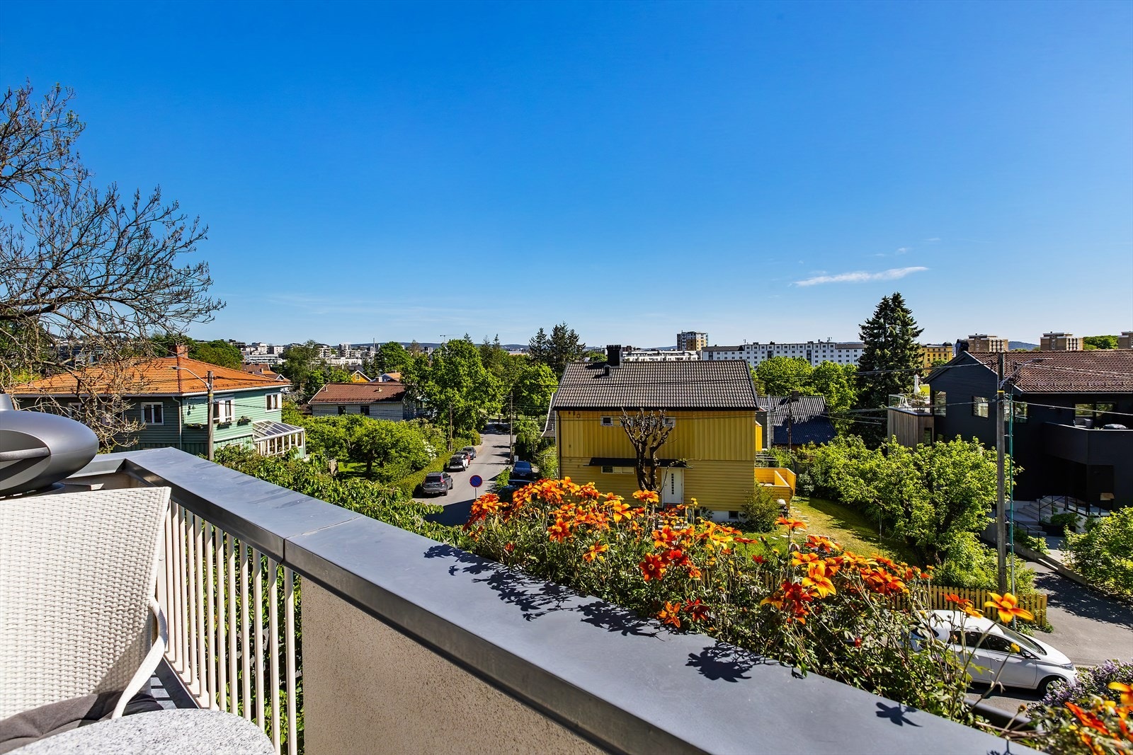 Fra balkongen har du fantastisk utsikt over grønne og frodige arealer. Galleribilde