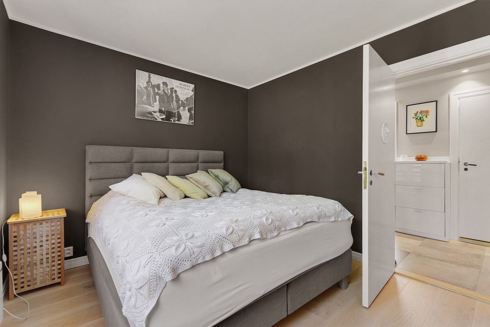 Stort hovedsoverom med god plass til dobbeltseng, nattbord og garderobe. Galleribilde