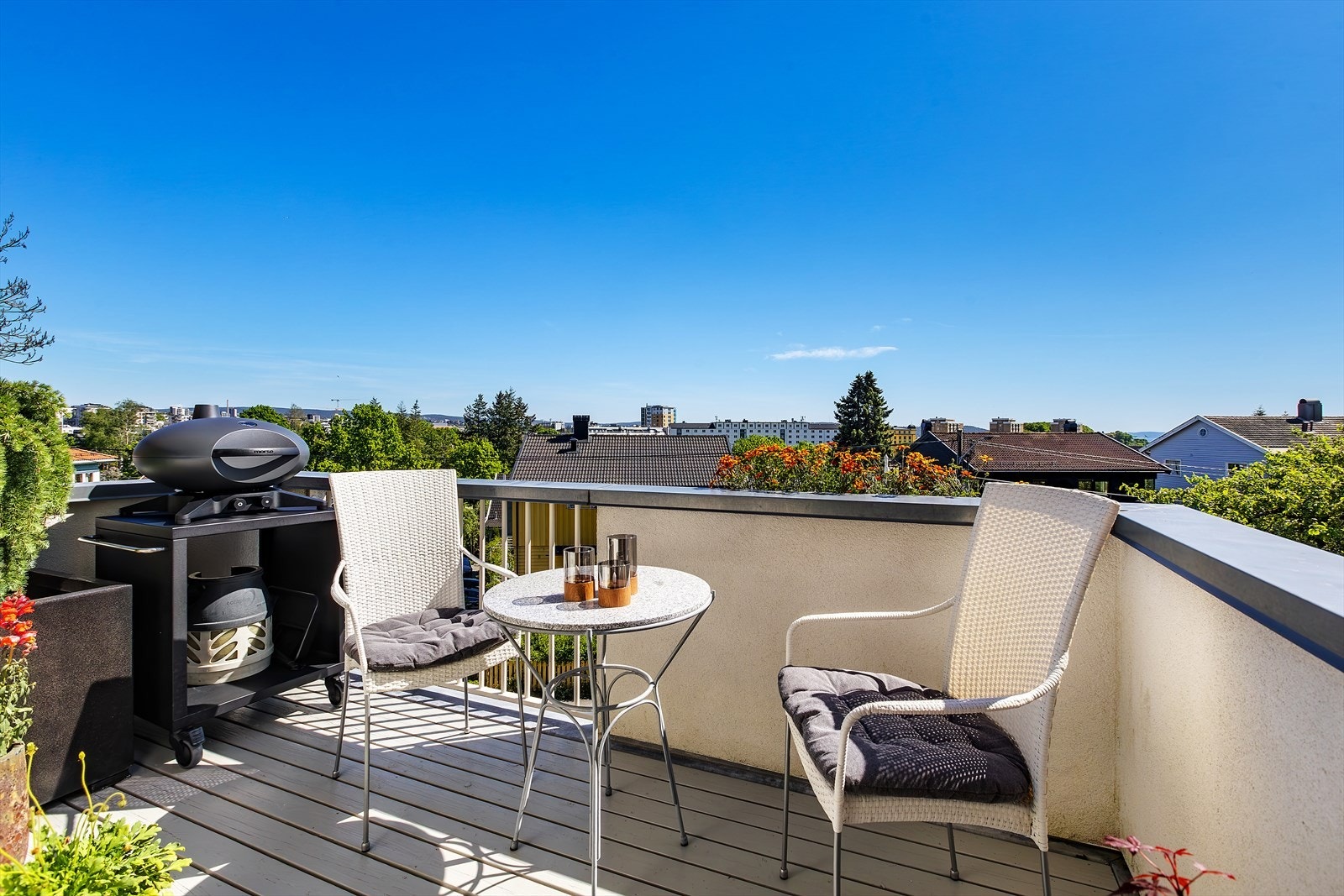 Fra stuen har du utgang til den flotte balkongen med god utsikt. Galleribilde