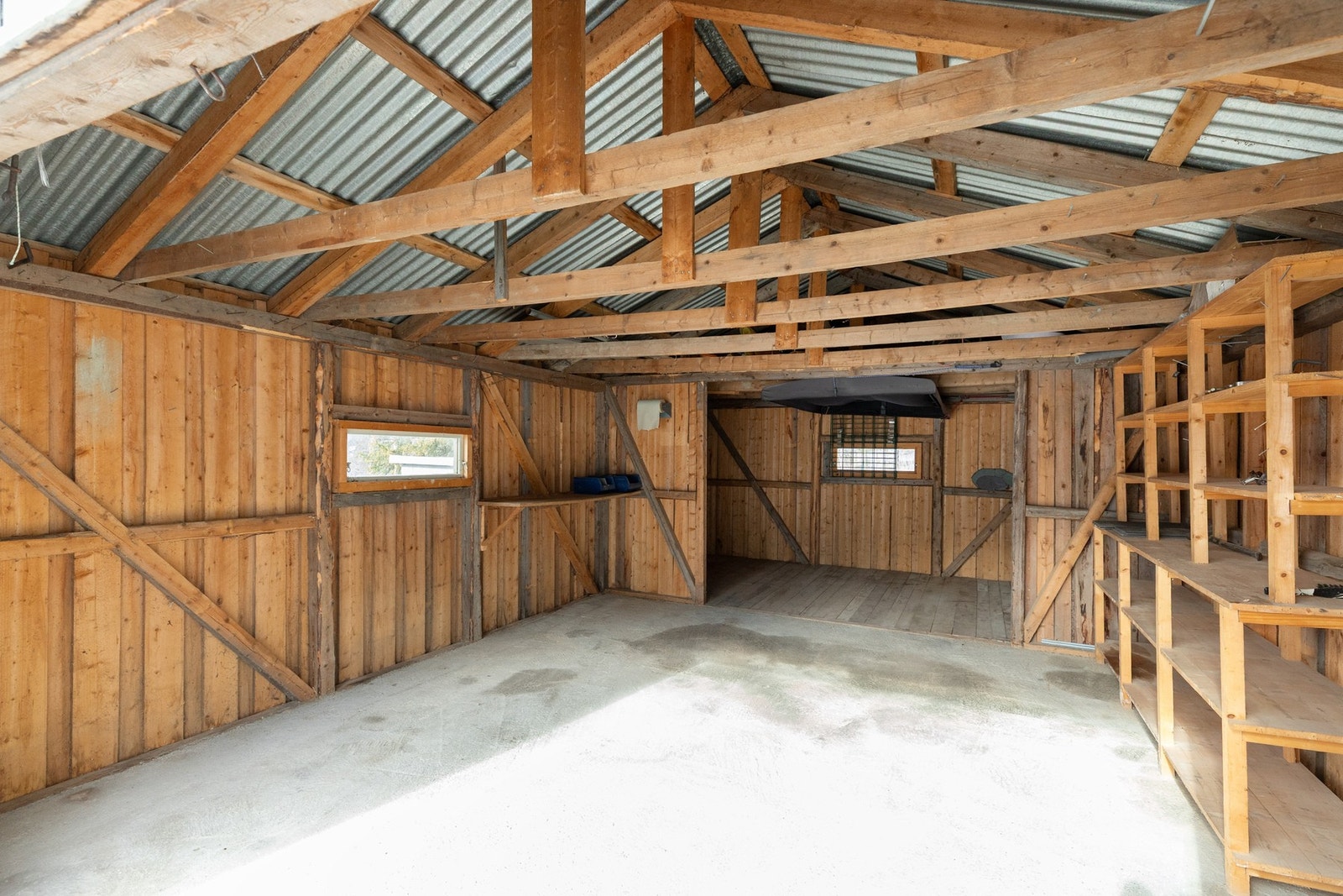 Åpen lagerplass bakerst i garasjen. Galleribilde