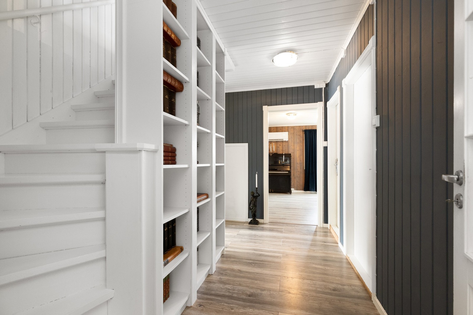 Fra entréen kommer man videre inn i en gang/trapperom som binder sammen kjøkken, stue, bad og soverom. Galleribilde
