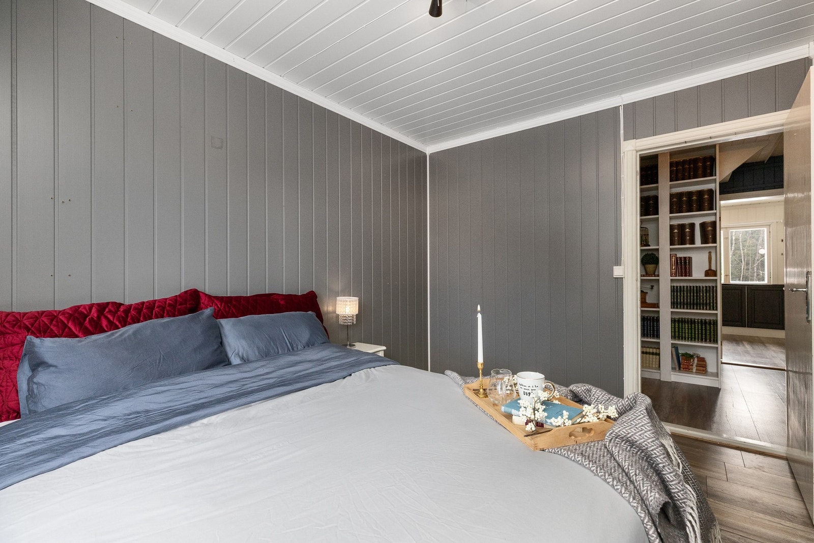 Hovedsoverommet ligger i første etasje og er innredet med dobbeltseng. Rommet er mant i en grå og behagelig farge. Galleribilde