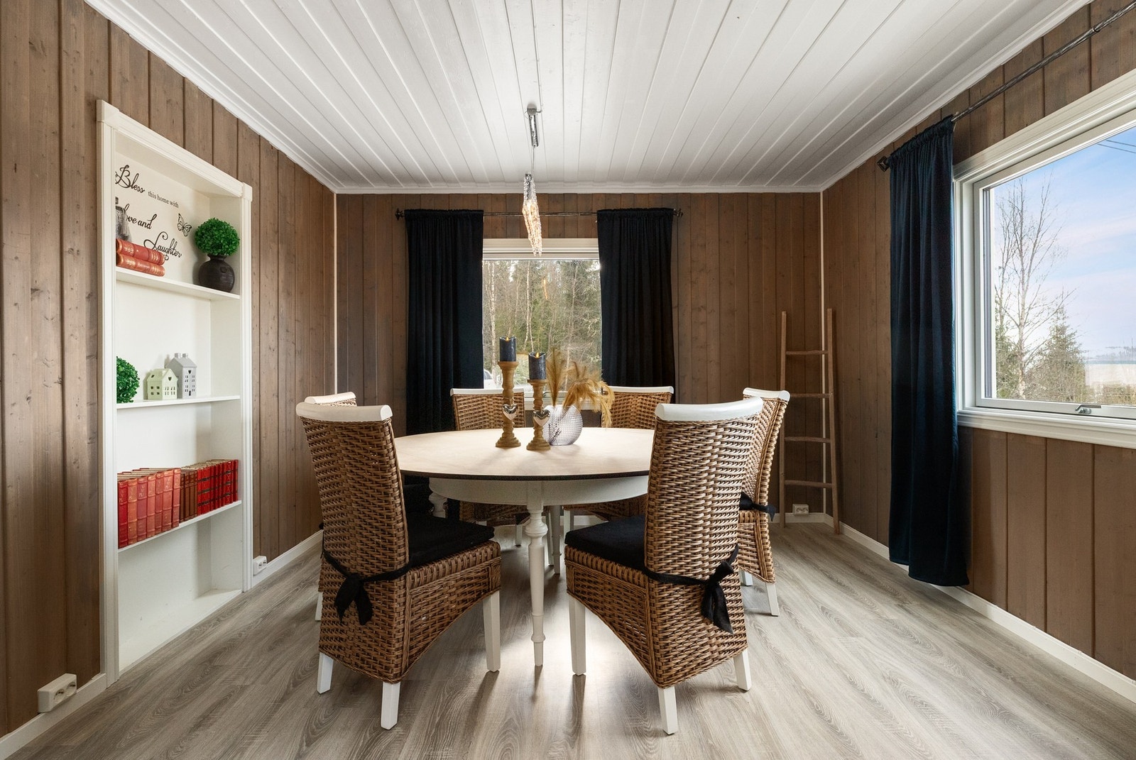 De flere vindusflatene gir godt med naturlig lysinnslipp. Galleribilde