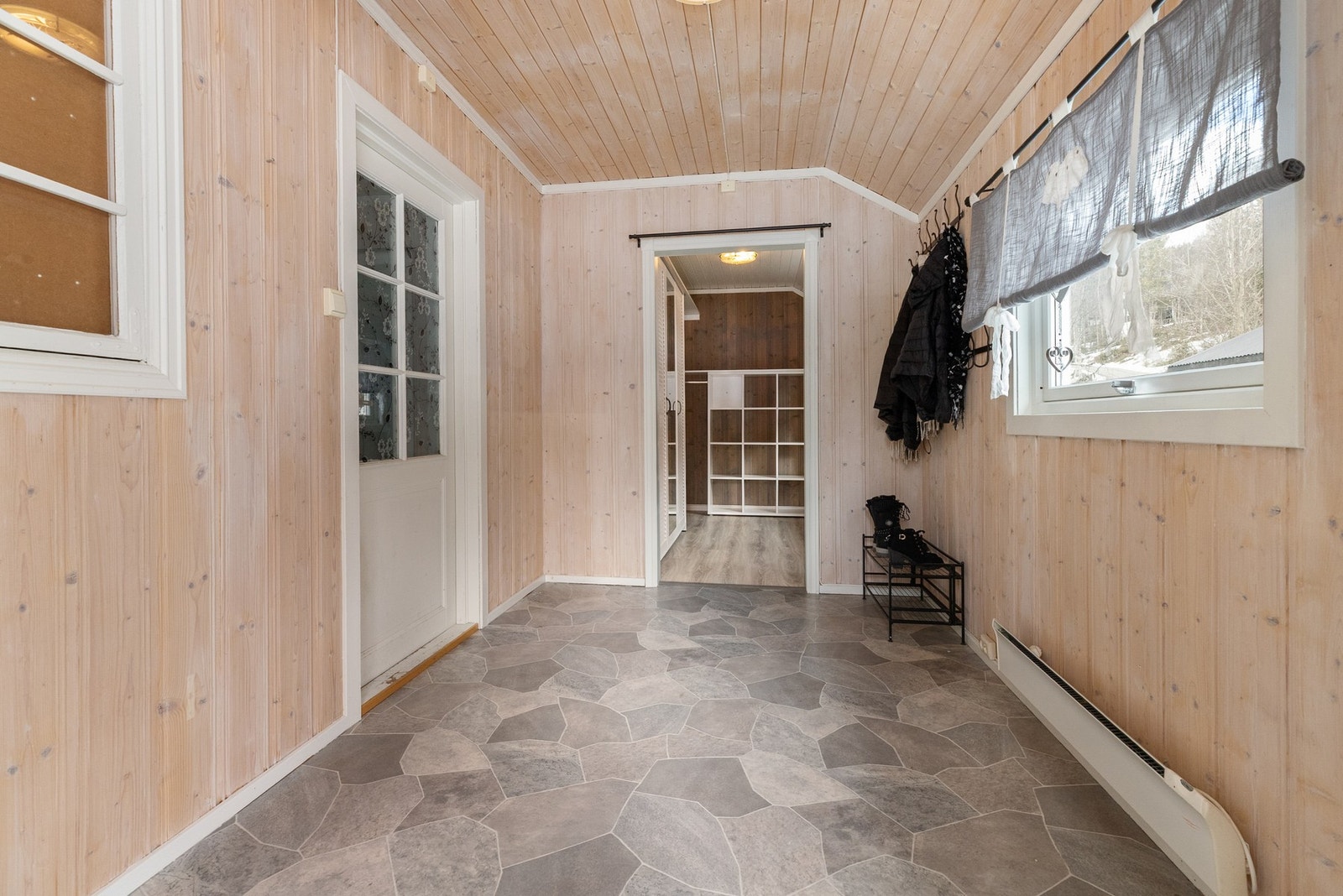 Entré med god plass til å henge fra seg yttertøy og sko. Galleribilde