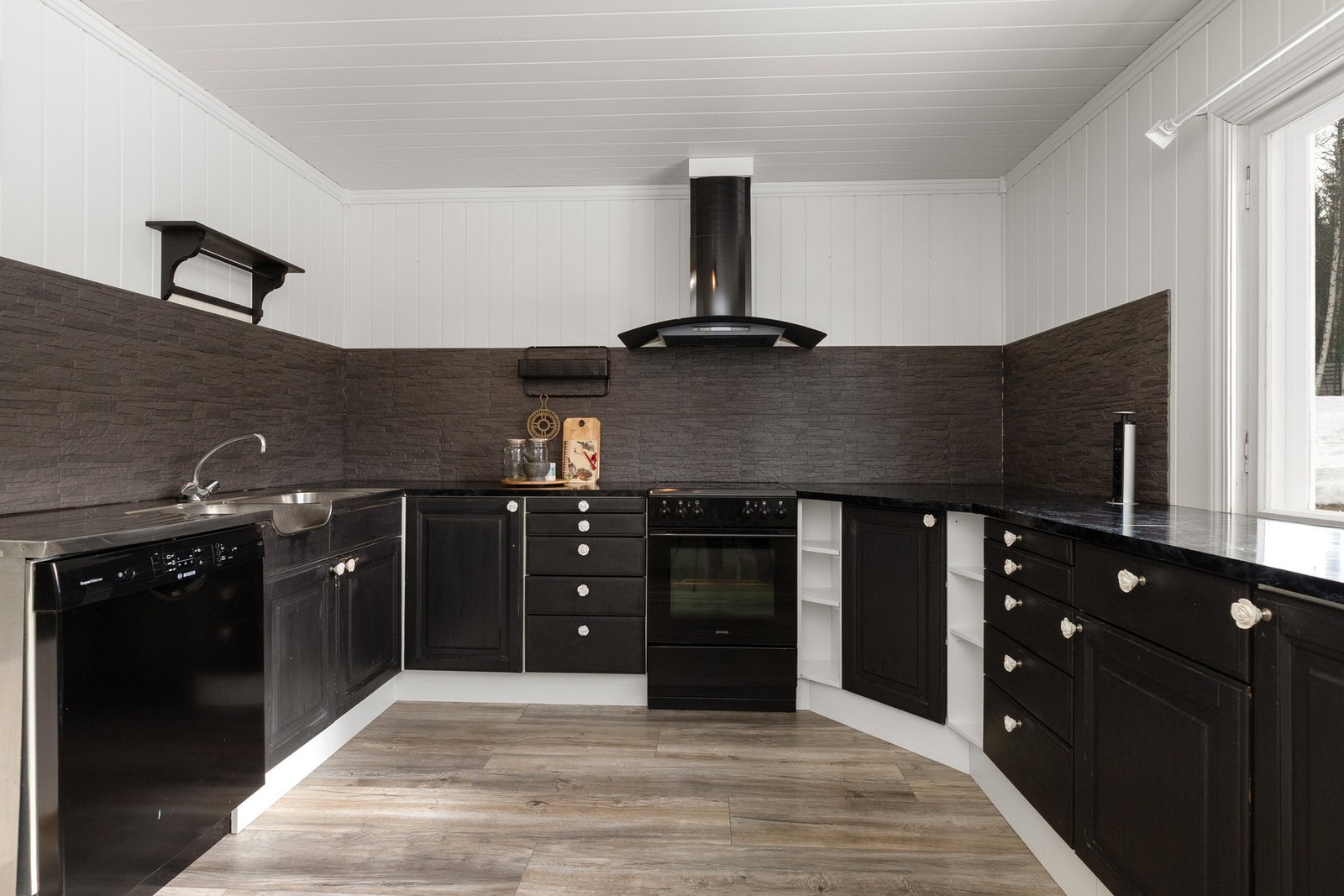 God benkeplass og skapplass med underskap. Galleribilde