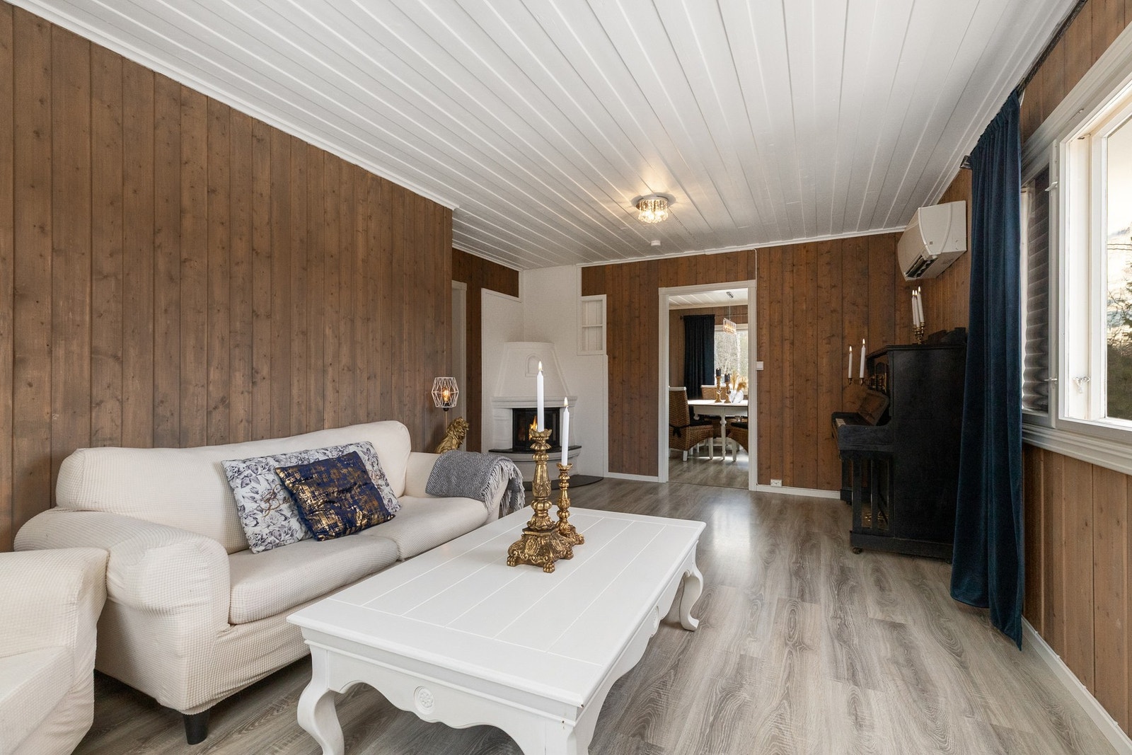 Her bidrar både peisen og varmepumpen til et behagelig inneklima året rundt. Galleribilde