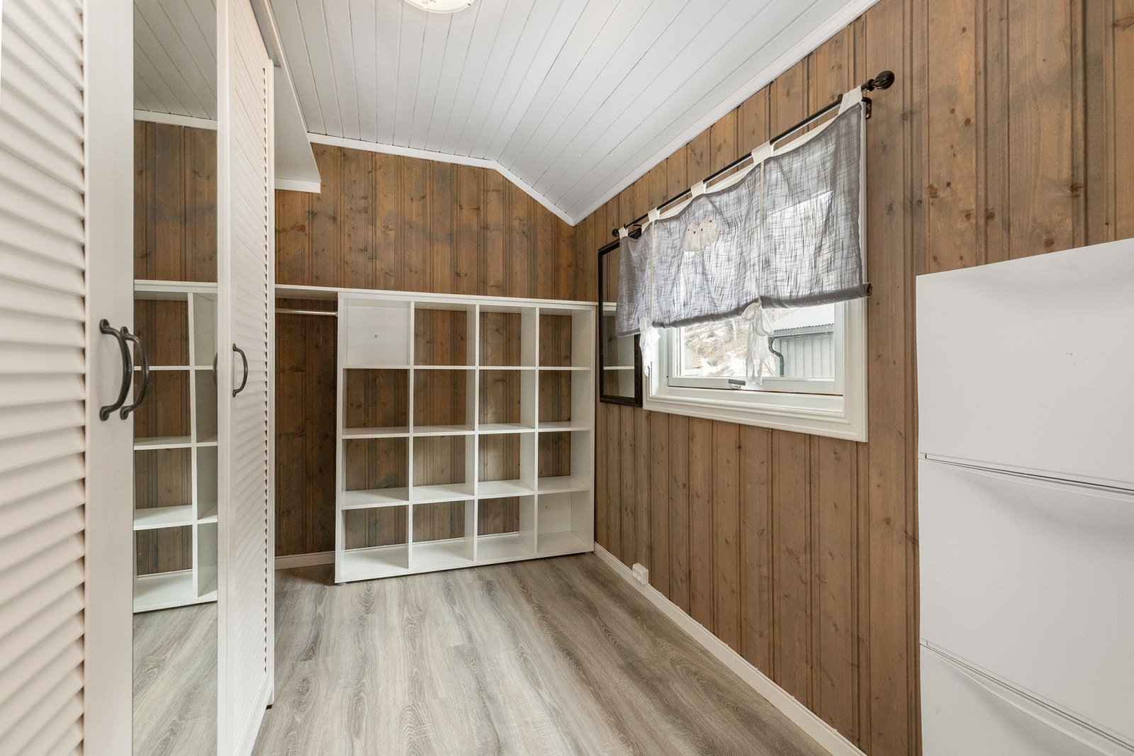 Garderobe innenfor entreen med ekstra lagringsplass. Galleribilde