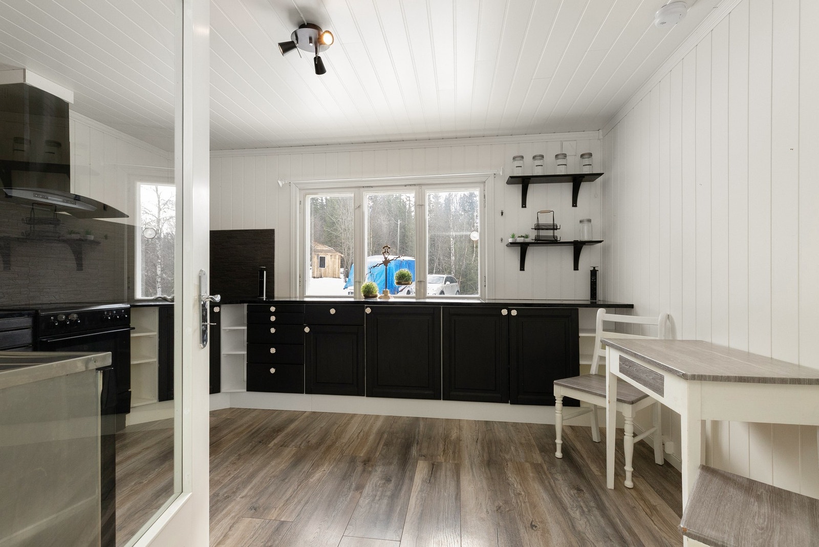 Separat kjøkken med kjøkkeninnredning med profilerte og malte fronter. Galleribilde