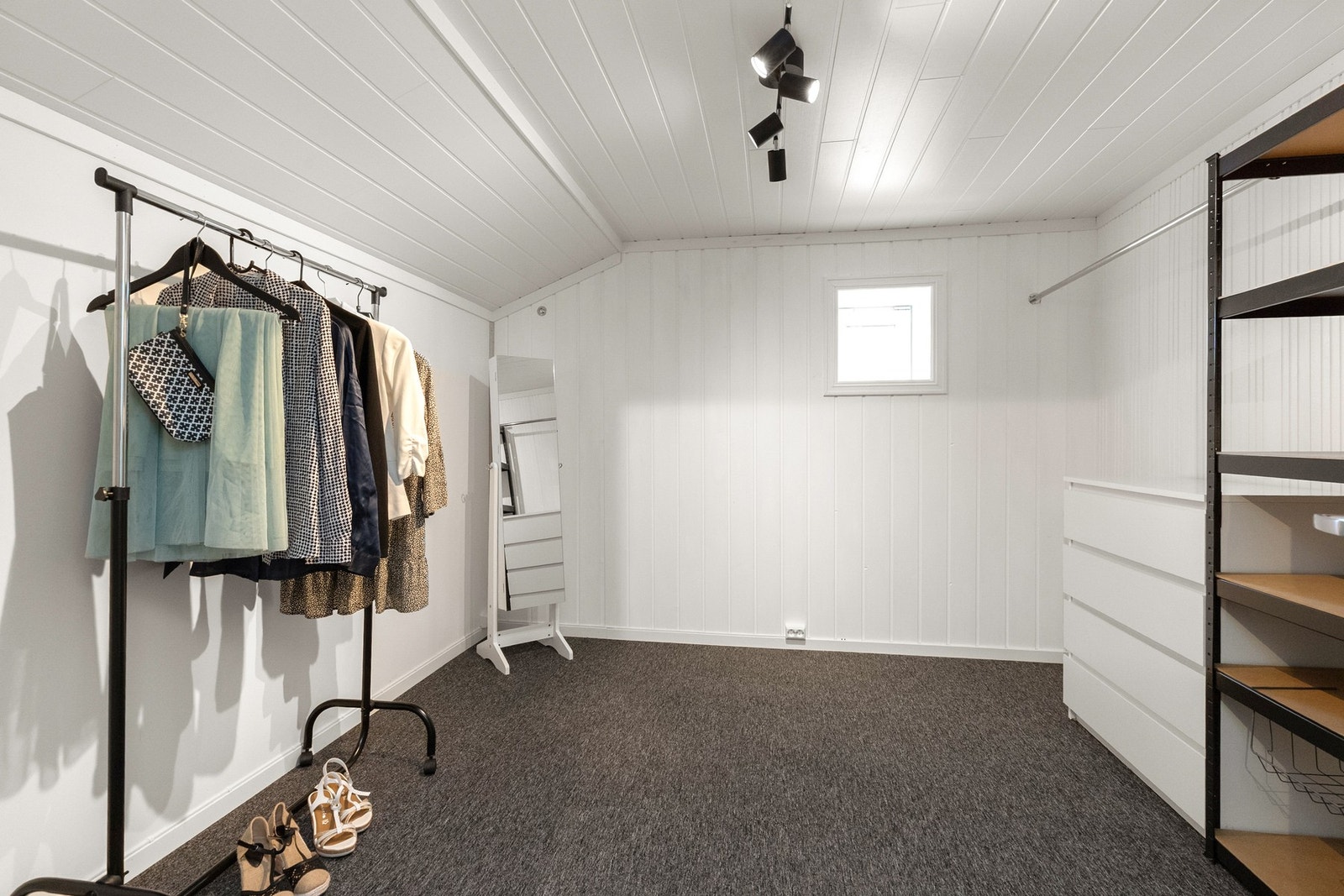Bodrom/garderobe med god plass til lagring. Galleribilde