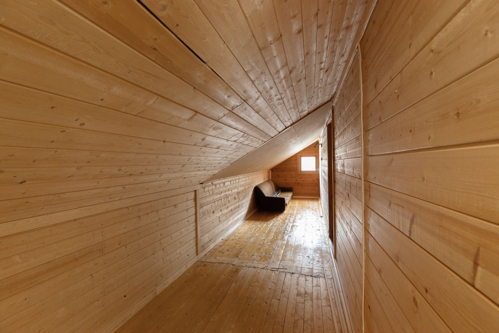 Lagerknott/kneløft etter begge langsider av bygget. Galleribilde