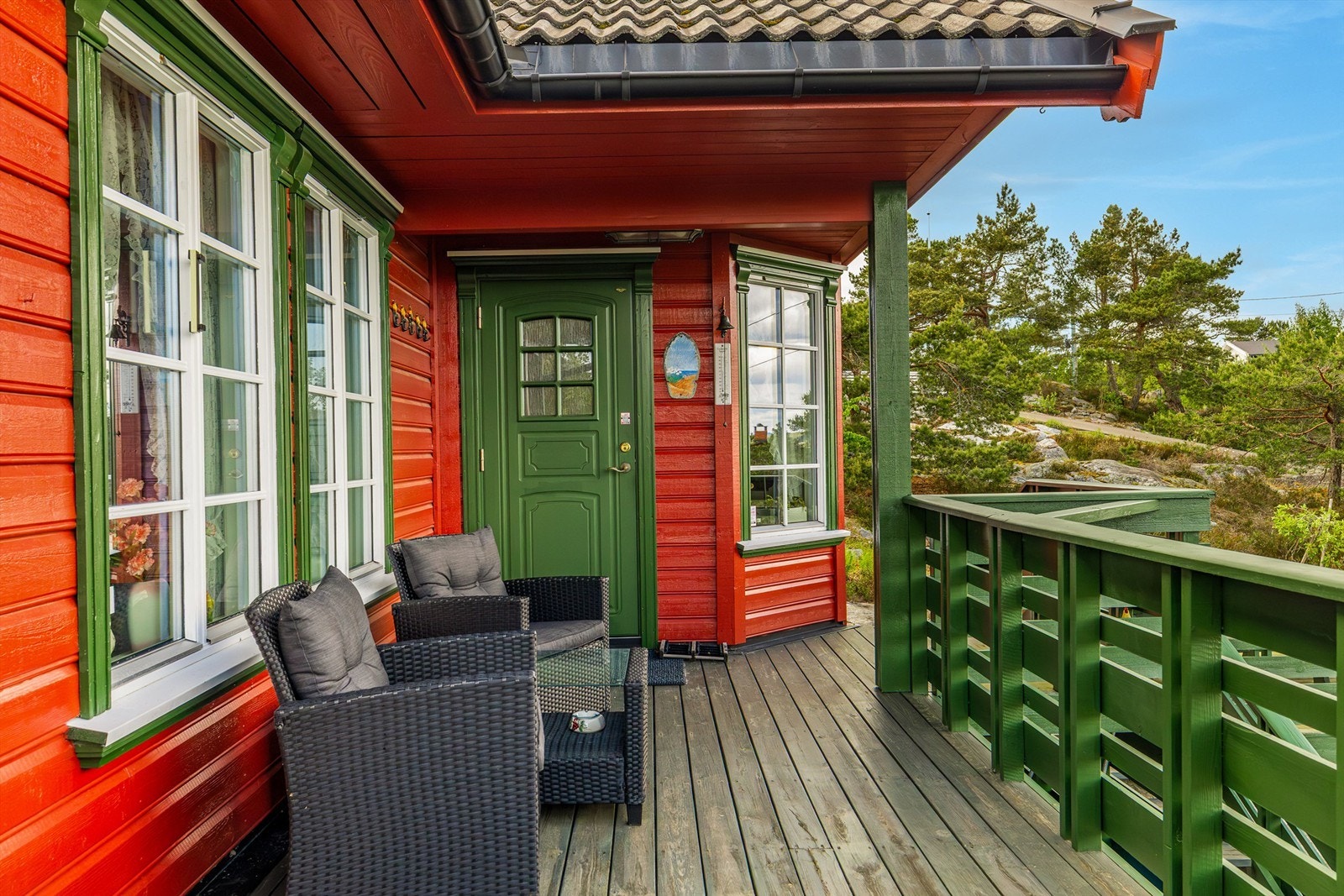 Verandaen strekker seg rundt hytta og vender mot øst, syd og vest. Her ved inngangspartiet som er overbygget. Galleribilde