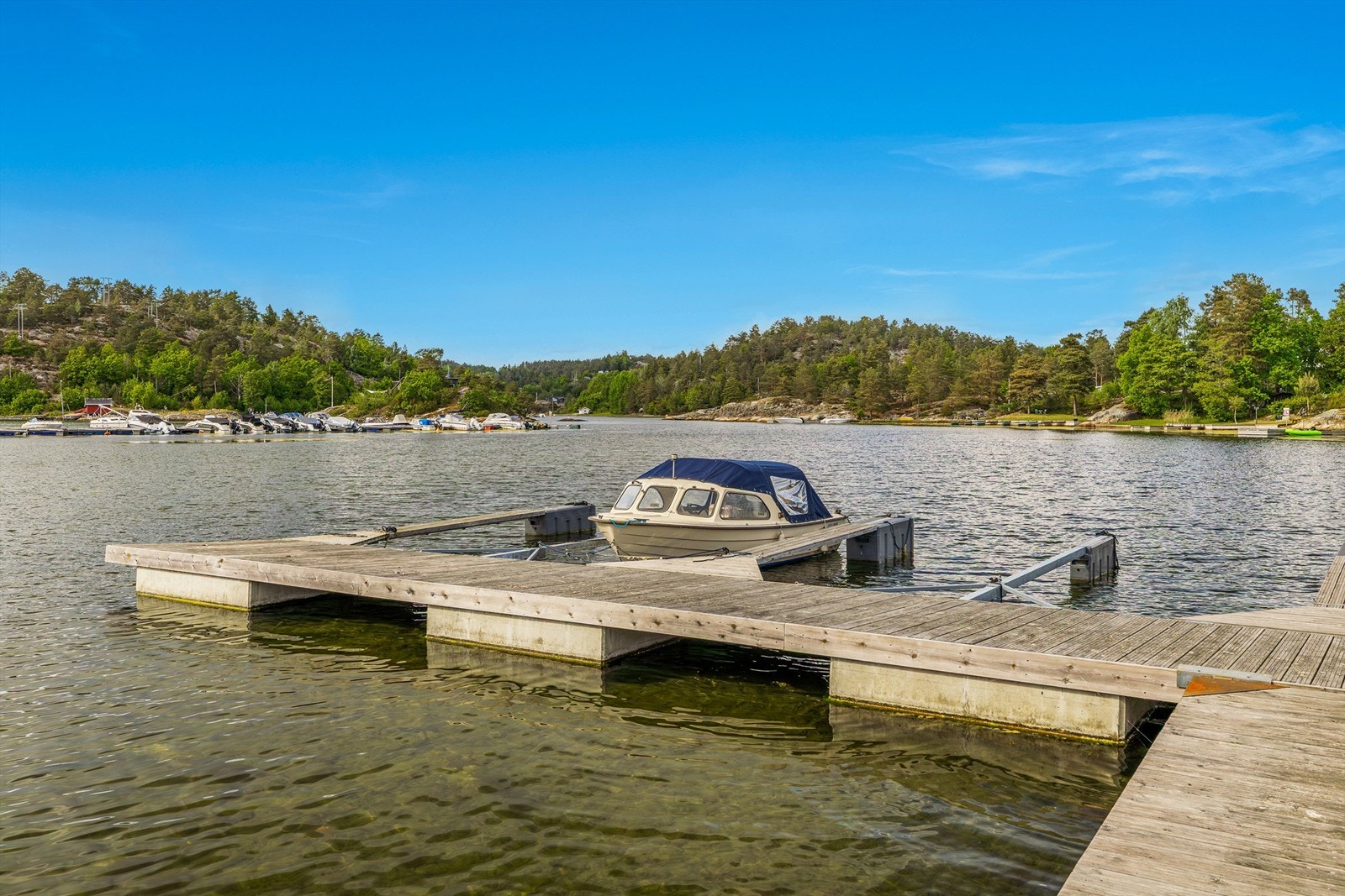 Eiendommen har tinglyst rett til båtfeste, her i felles bryggeanlegg. Galleribilde