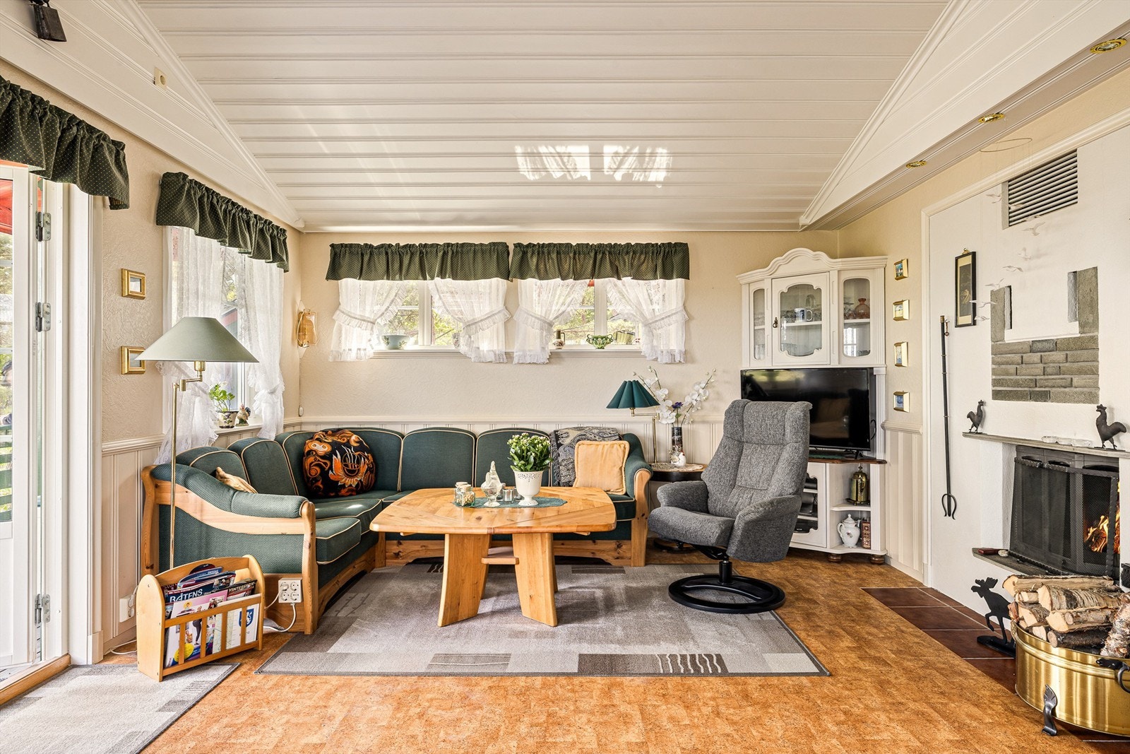 Peis med glassdører slik at du kan se inn i flammene. Galleribilde