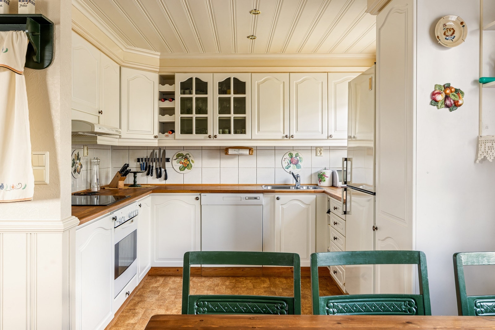 STORT OG LYST. Kjøkkenet har en arbeidsvennlig U-form og rikelig med oppbevaringsplass. Galleribilde