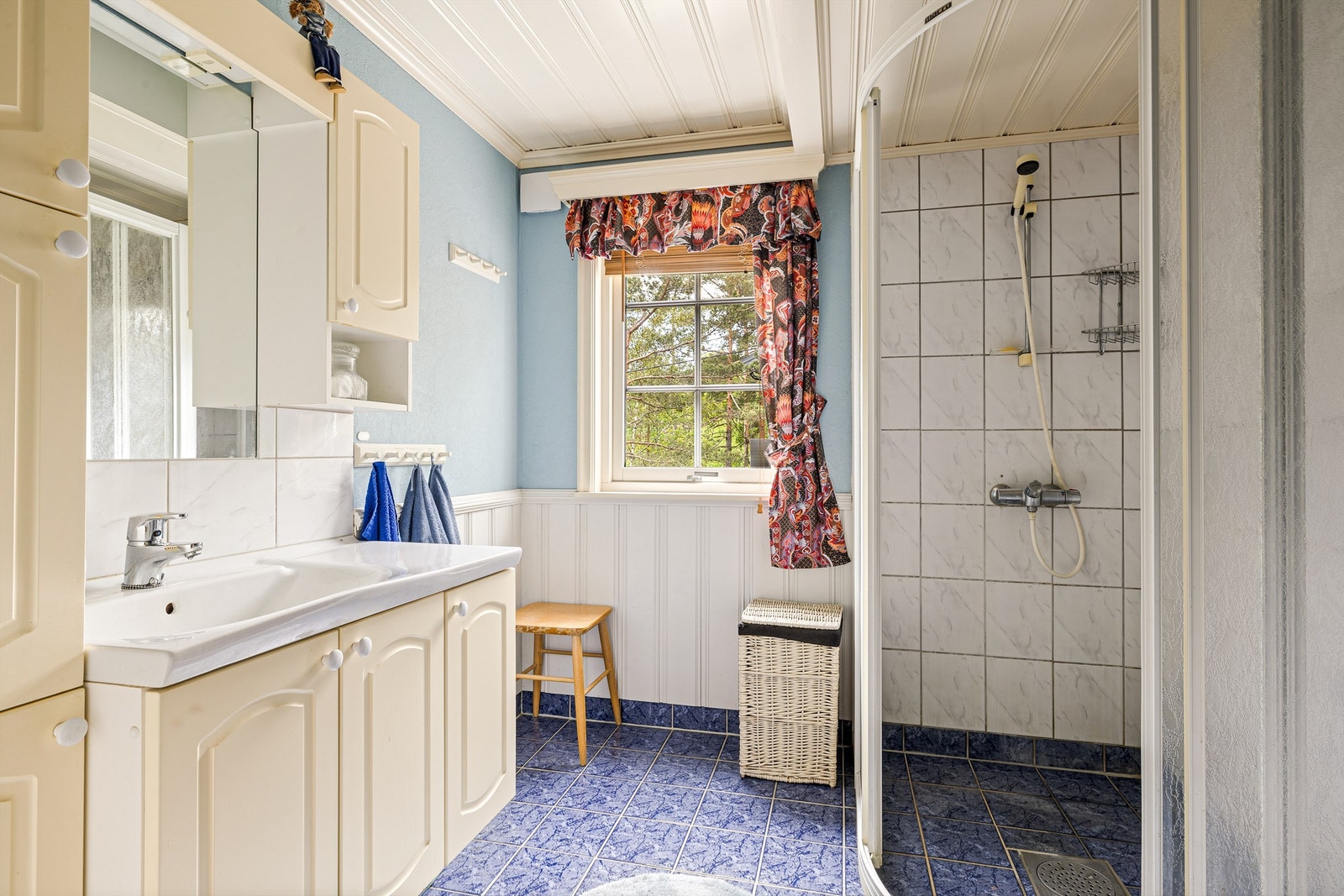 Baderommet er utstyrt med wc, servant, skap og dusjhjørne. Galleribilde