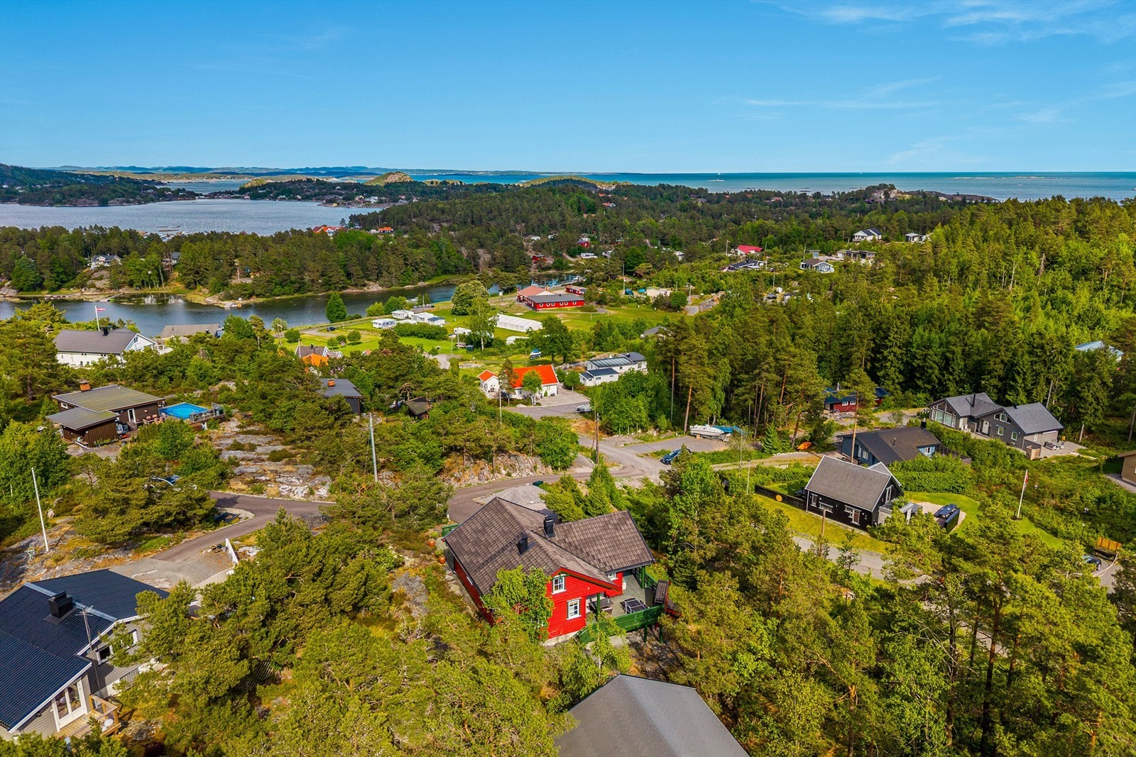 Gangavstand ned til sjøen hvor det er båtplass i felles bryggeanlegg. Galleribilde