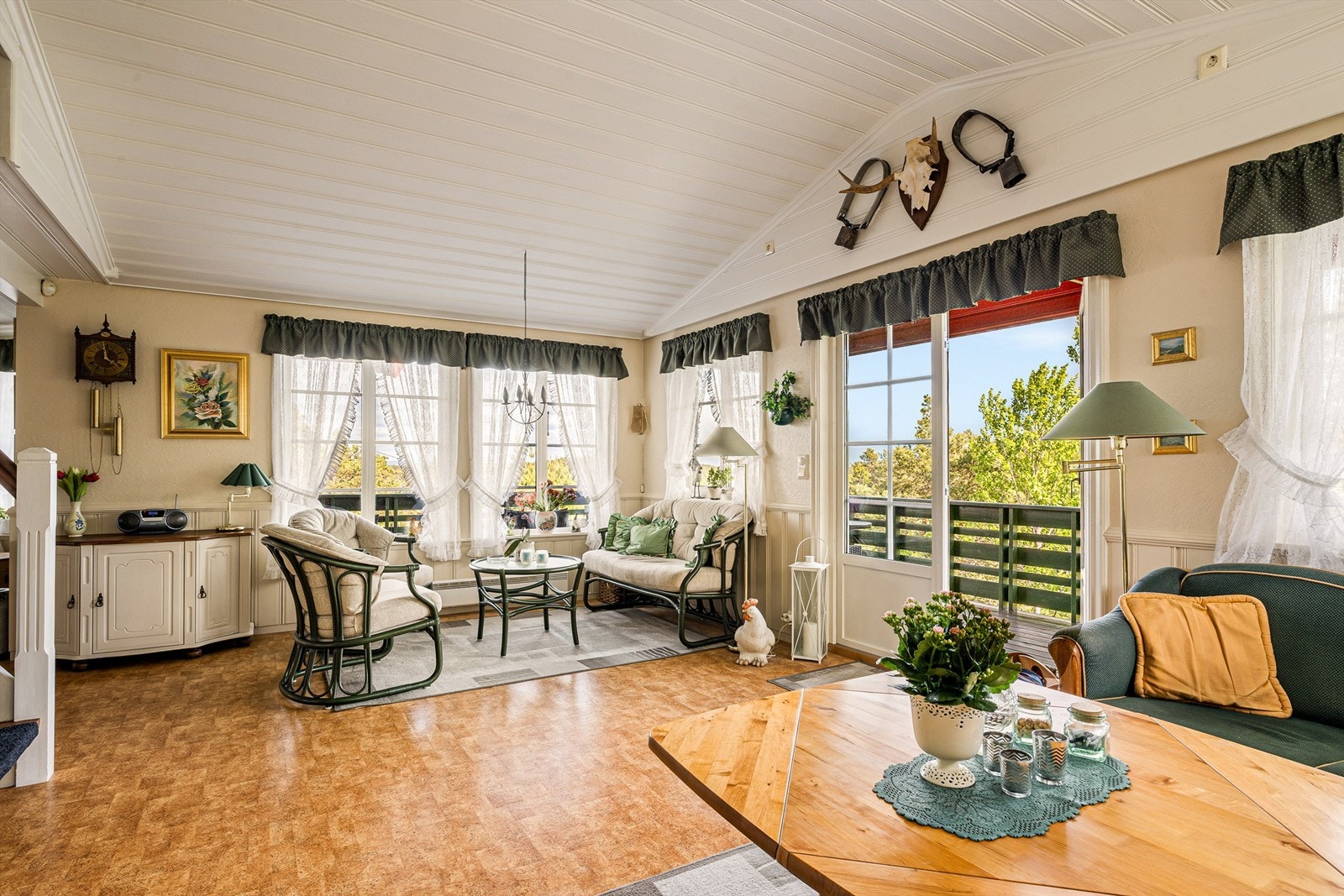 På varme sommerdager åpnes den doble døra til terrassen helt. Galleribilde