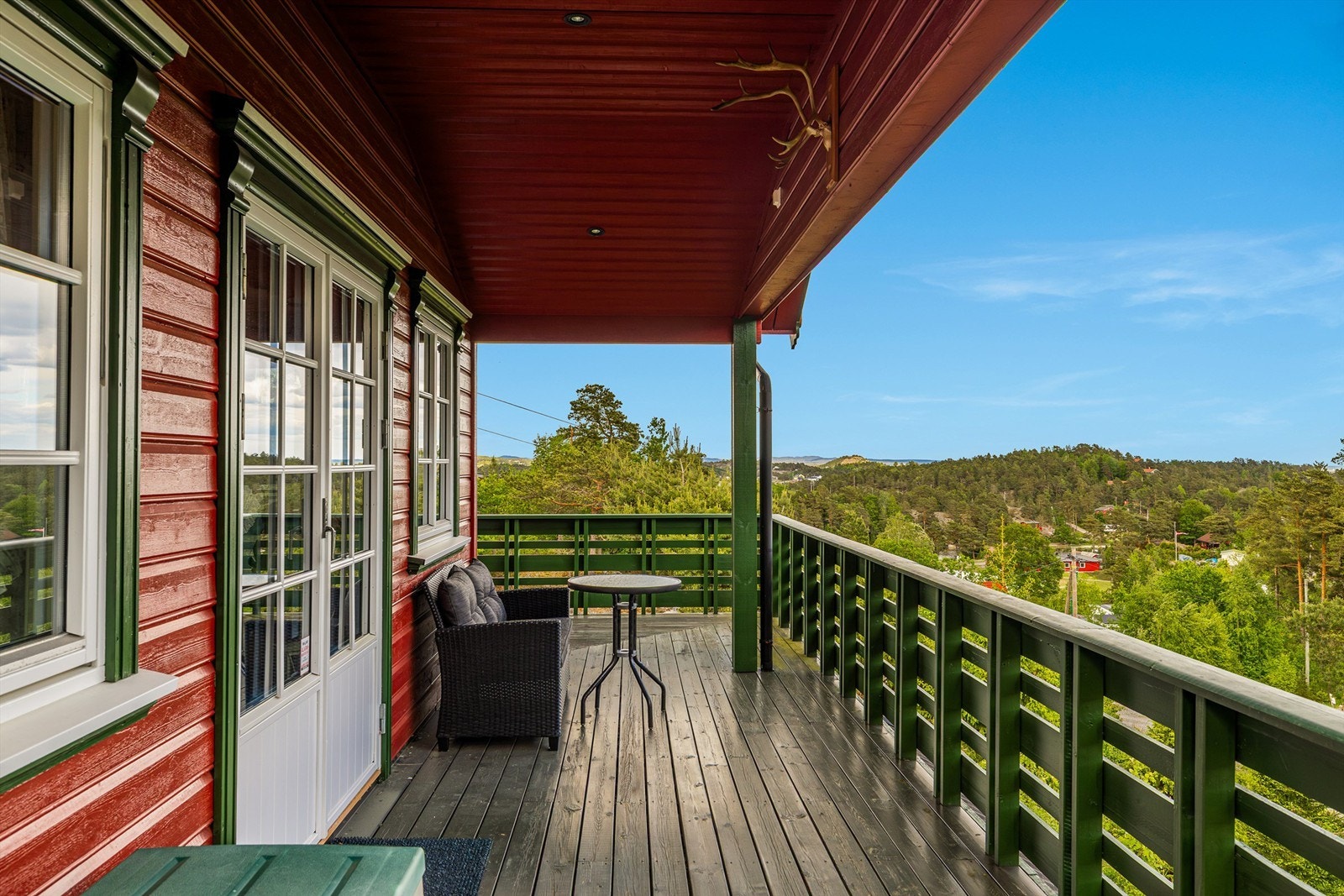 Høyt og fritt med utsyn mot hav, sjø og skogkledde åser. Galleribilde