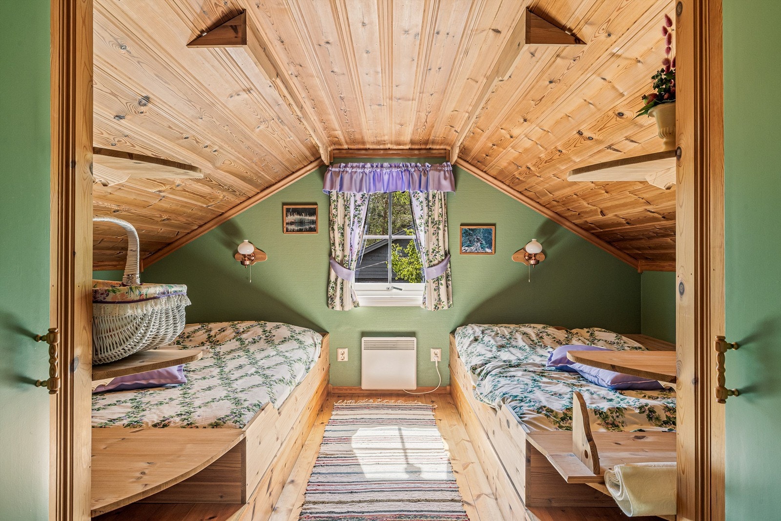 De to soverommene i 2. etasje er omtrent like og vender mot hver sin gavlvegg med gang/loftstue mellom. Galleribilde