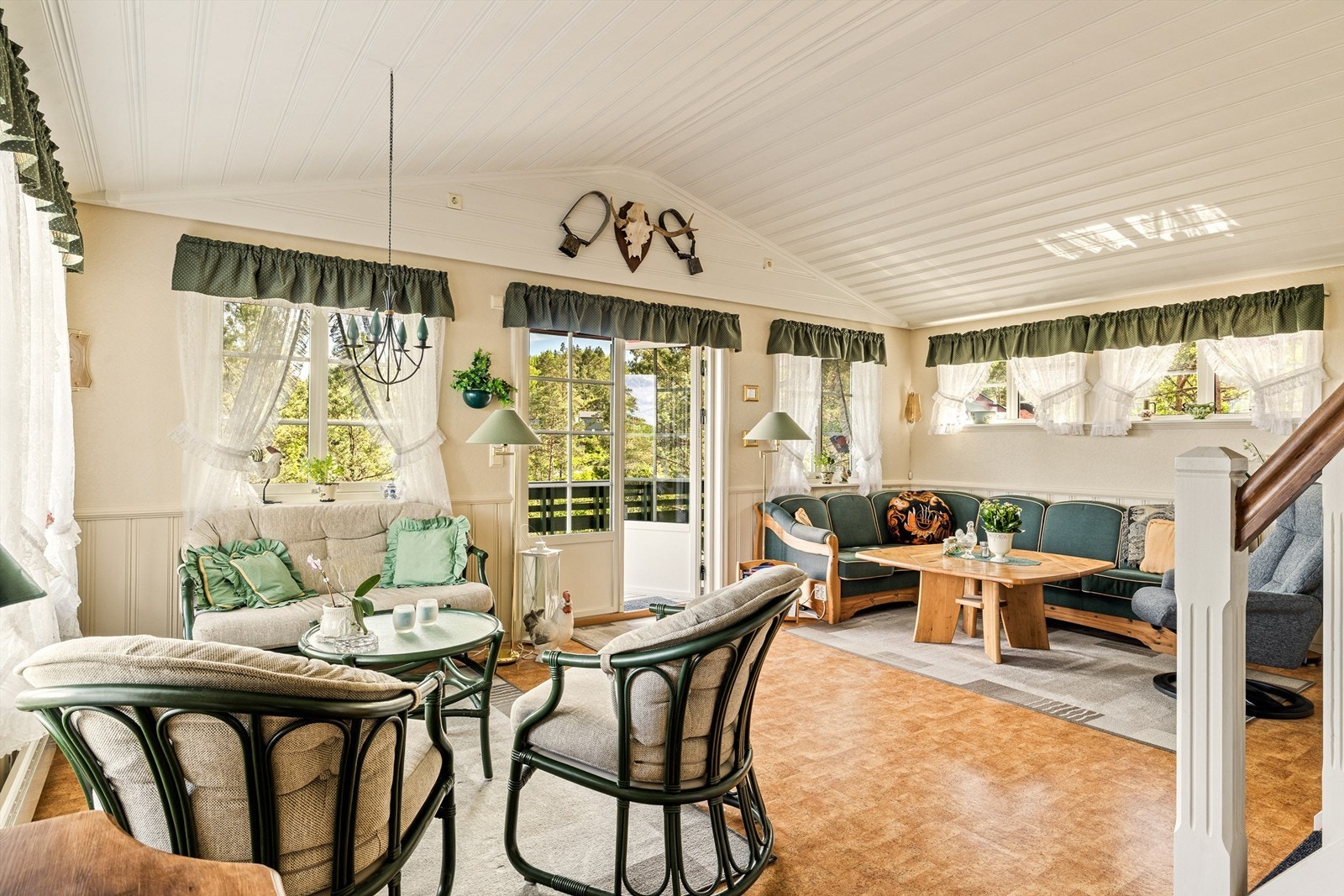 I STUEN er det innredet flere sittemuligheter. Galleribilde