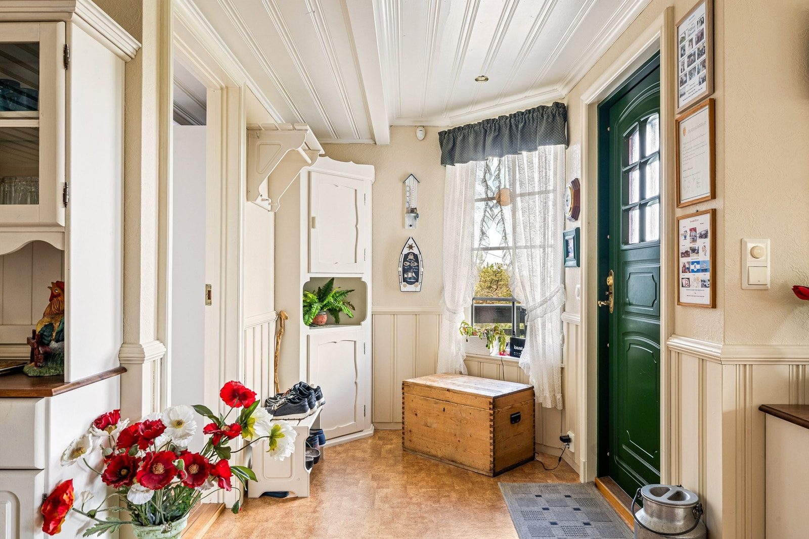 Gangen fører direkte inn i den åpne hytta. Galleribilde