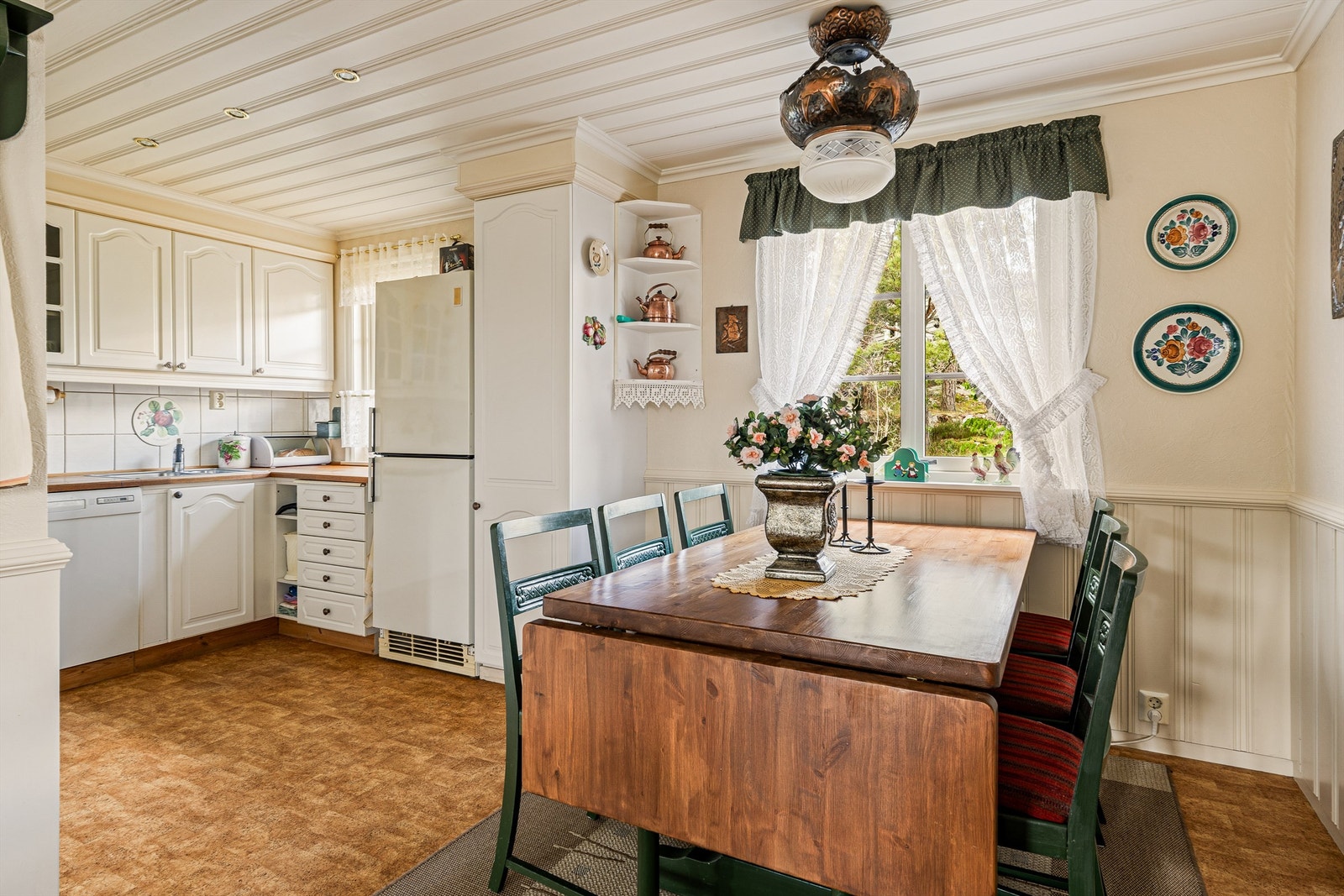 Kjøkkenet rommer også spiseplass. Galleribilde