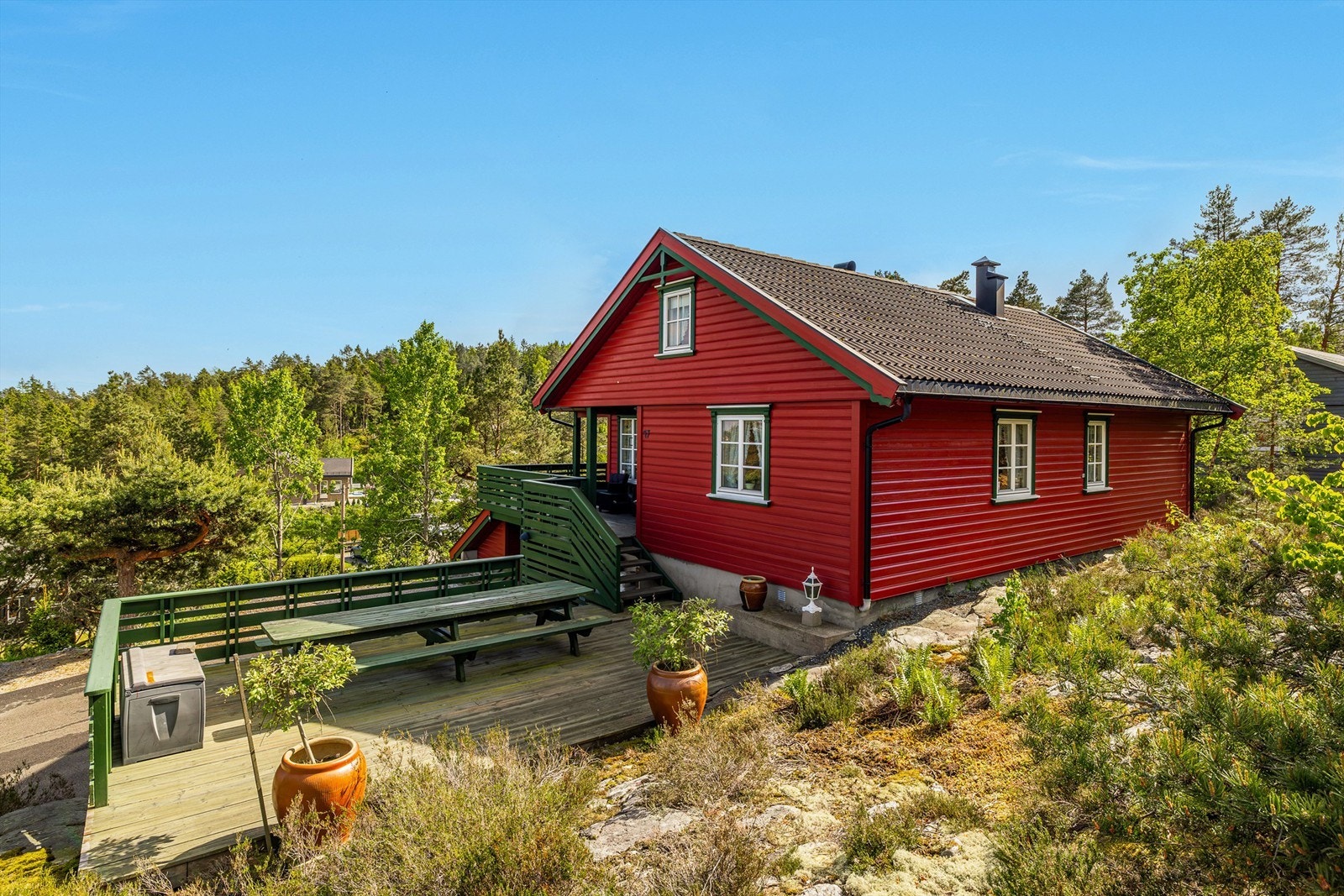 Terrassen som ligger på nordsiden av hytta har plass til et skikkelig langbord. Galleribilde