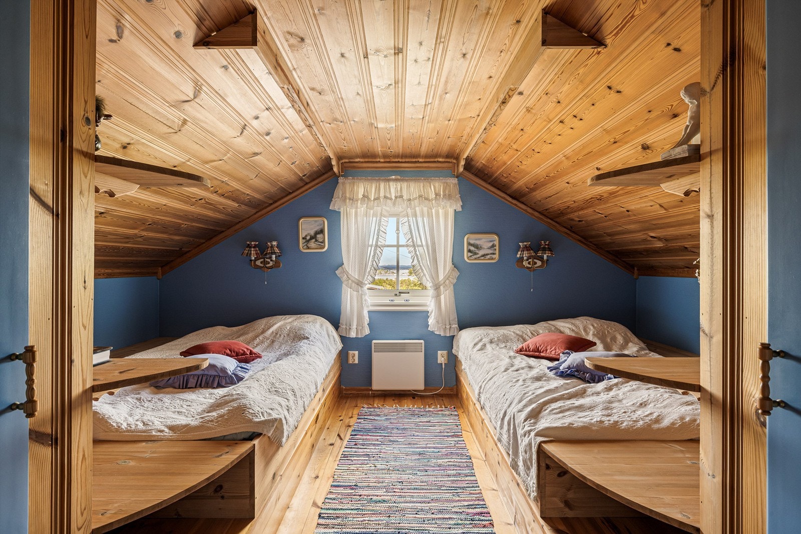 Alle soverommene er trivelig innredet og i ulike fargenyanser. Galleribilde