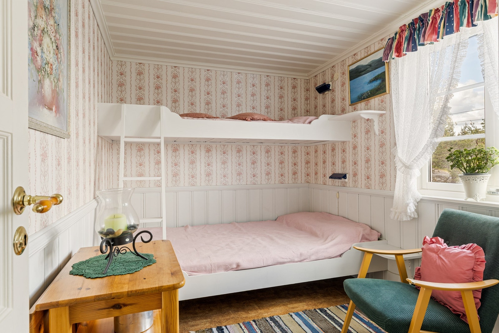 Det er fire soverom + en loftstue med til sammen 10-11 sengeplasser, så her er det god plass til gjester. Galleribilde