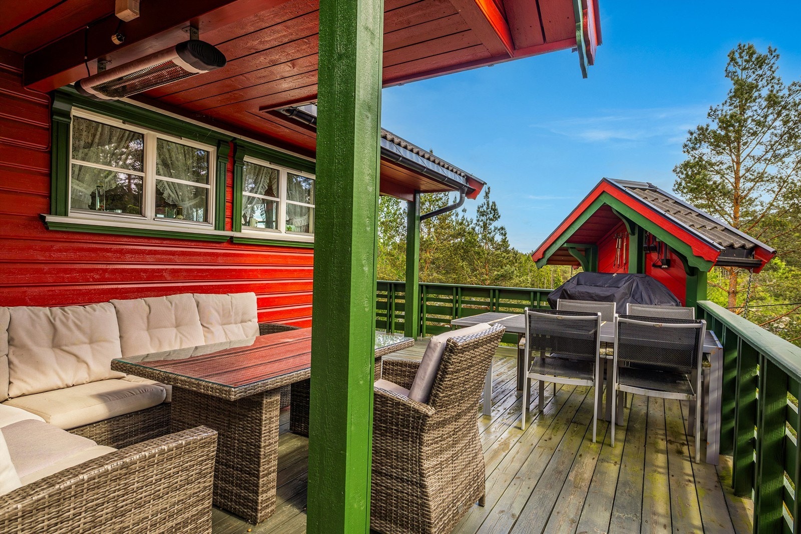 En lun delvis overbygget del av verandaen. Galleribilde