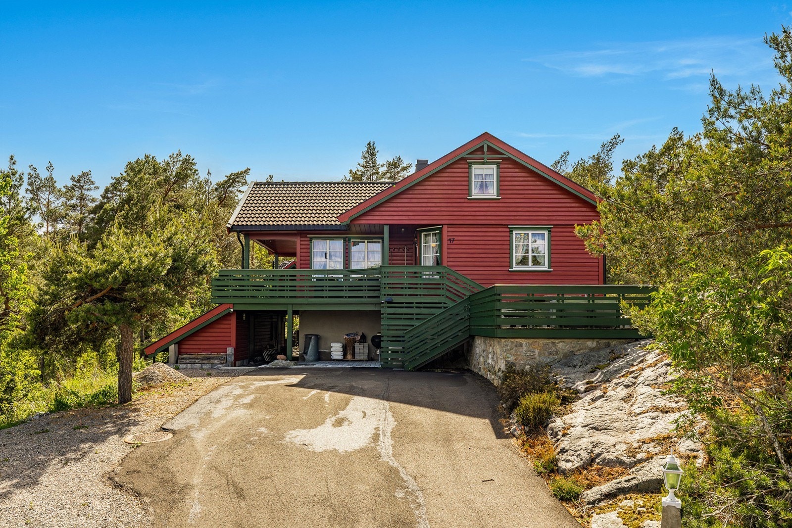 Bilvei helt frem med asfaltert gårdsplass. Galleribilde