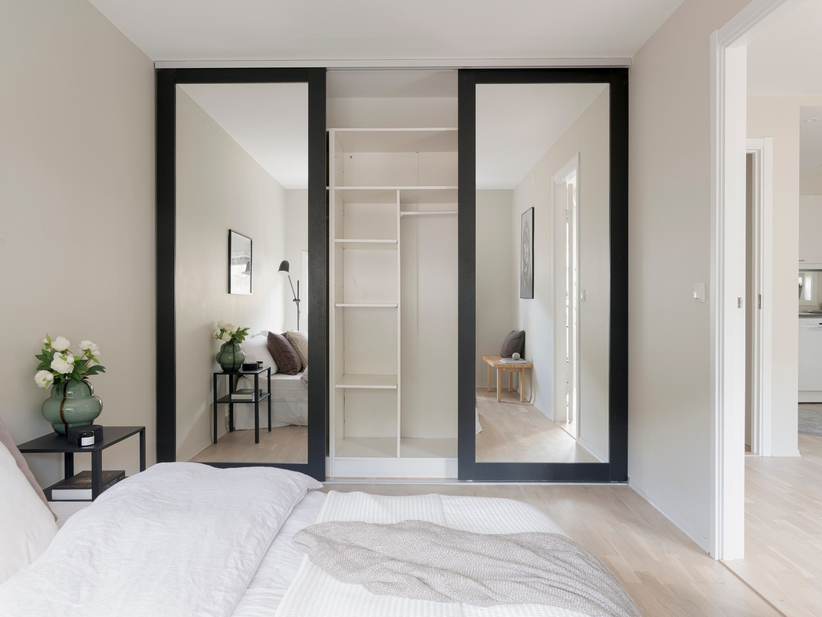 Rommet er innredet med en stor skyvedørsgarderobe. Galleribilde