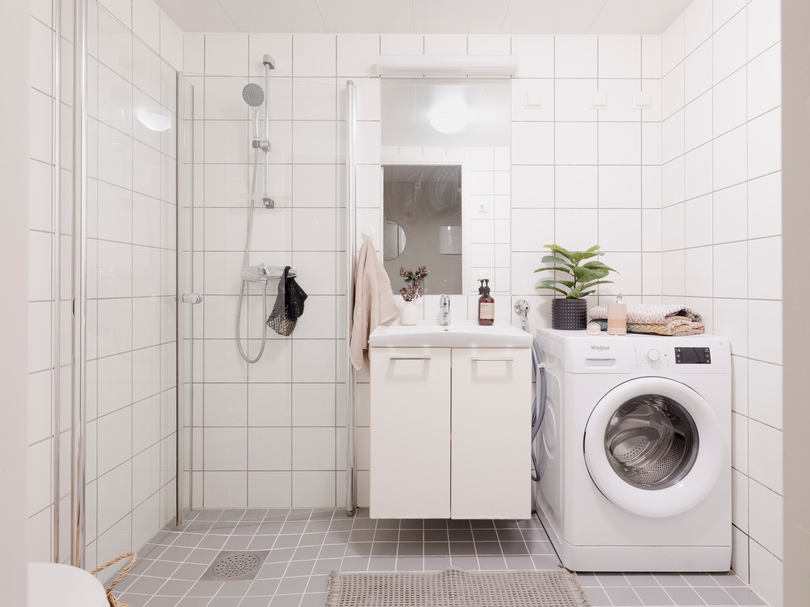 Tidløst bad med opplegg for vaskemaskin. Galleribilde