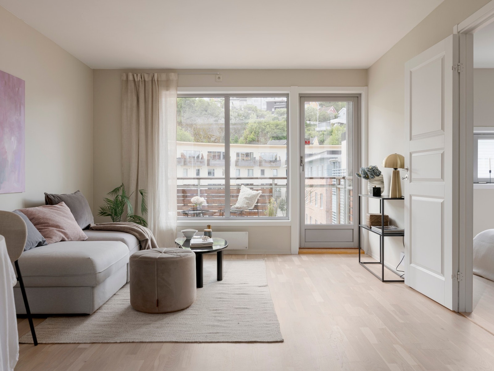 De store vindusflatene gir rikelig med naturlig daglys. Galleribilde