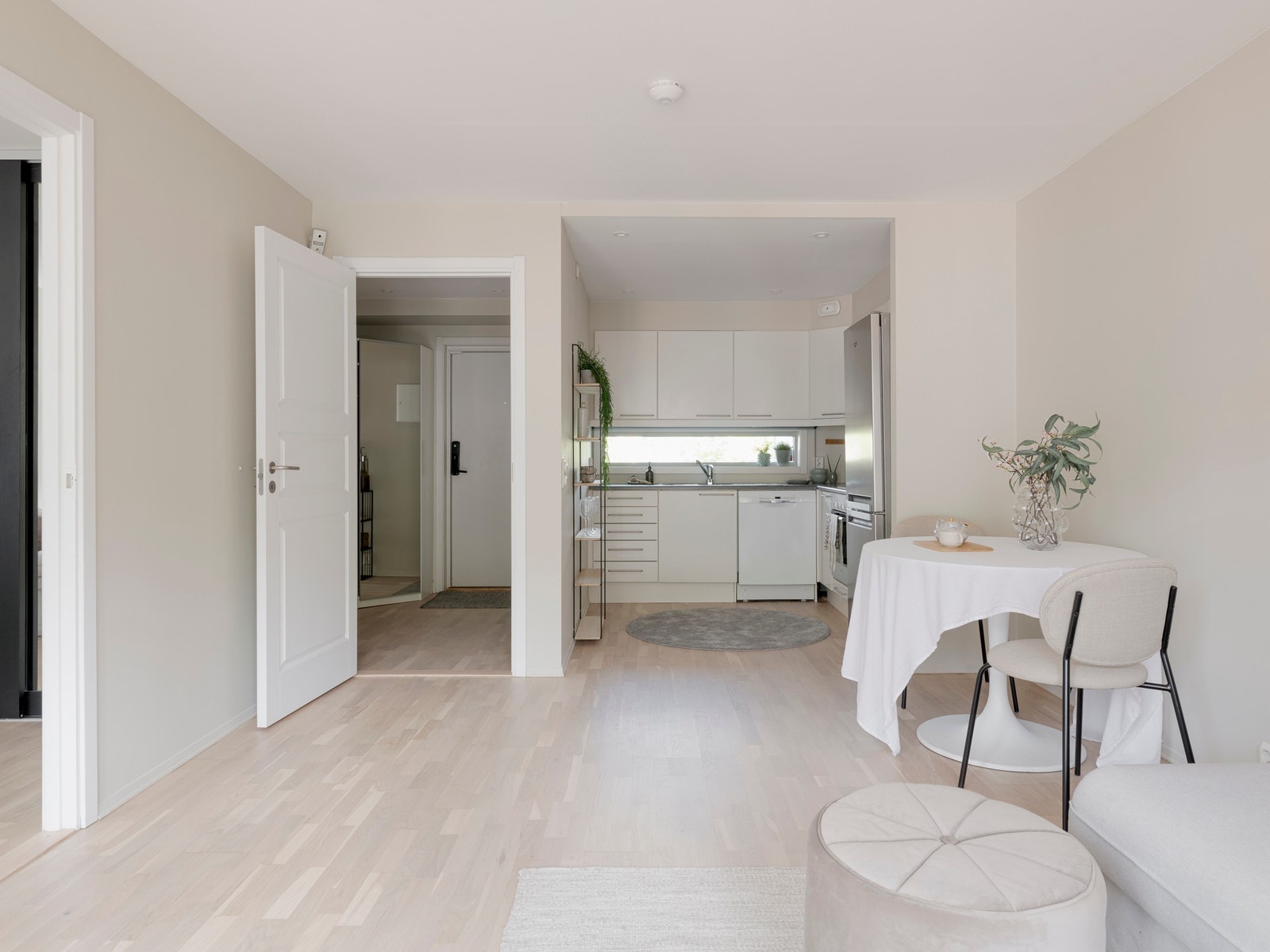 Kjøkkenet ligger i åpen løsning mot stue. Galleribilde