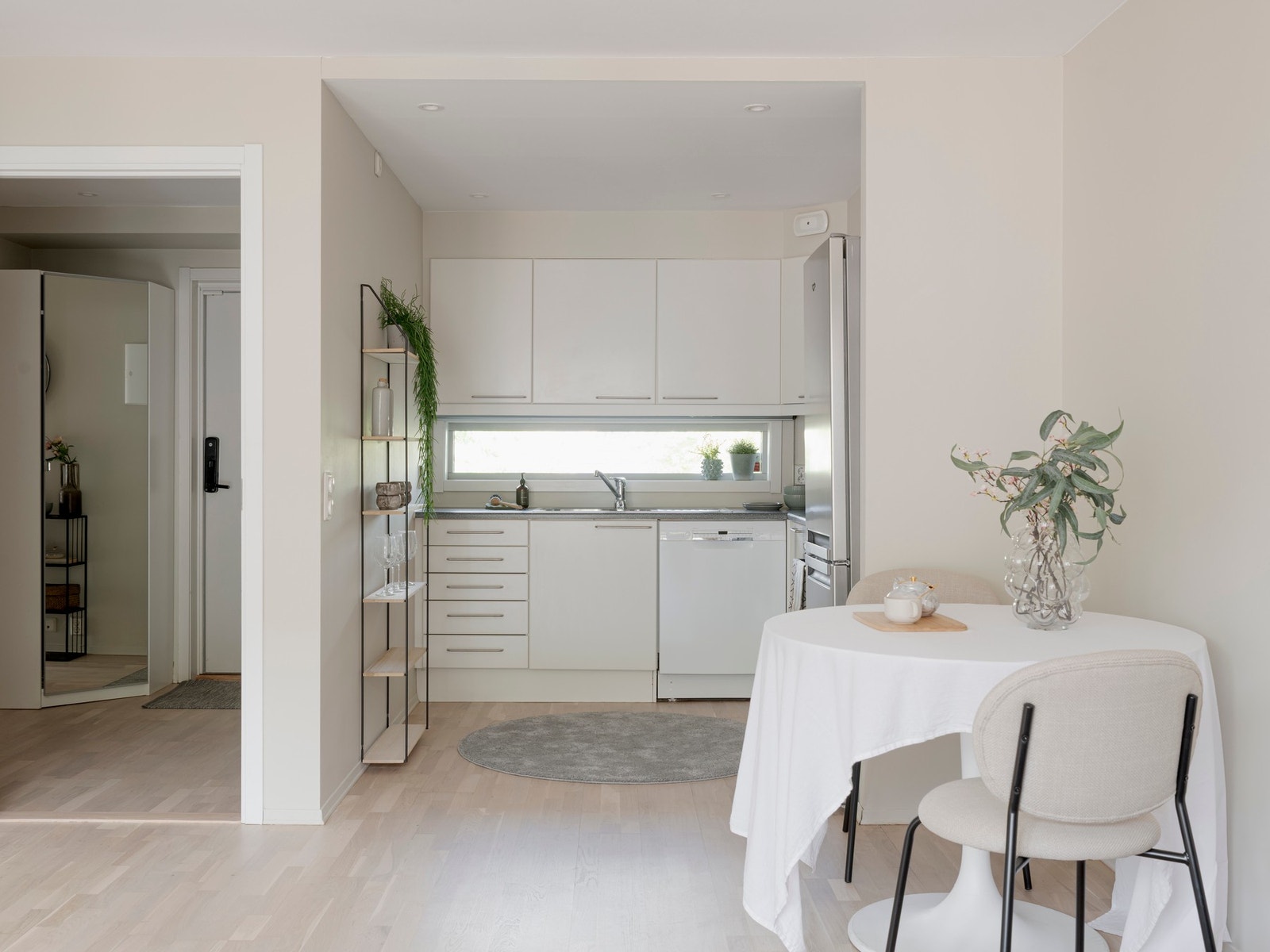 Tidløst kjøkken med integrert stekeovn og platetopp. Galleribilde