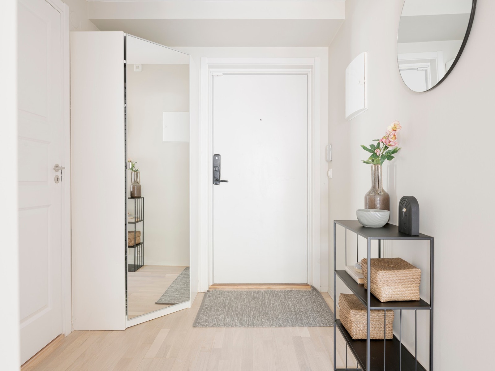 Lys og innbydende entré med garderobeskap. Galleribilde