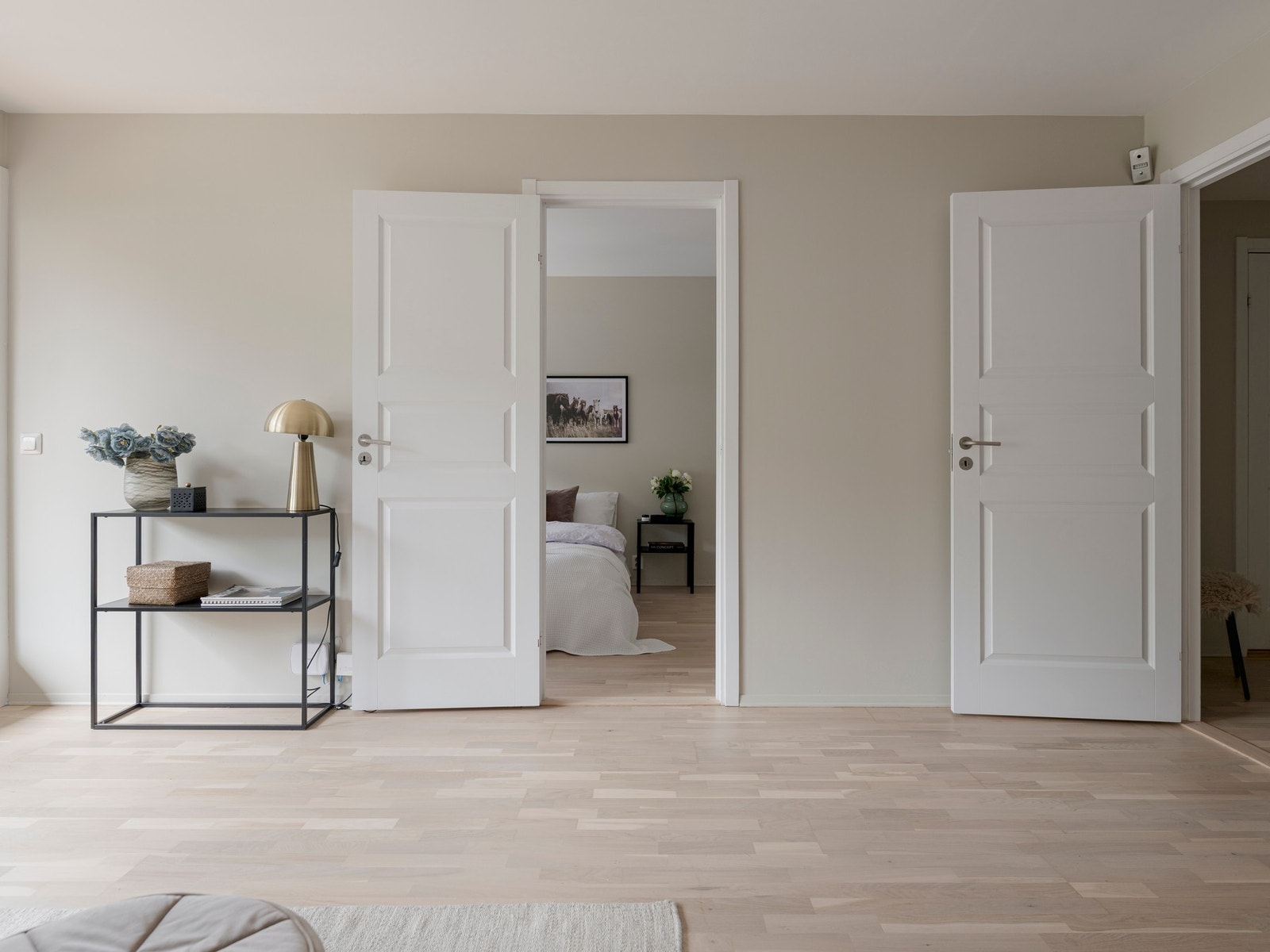 Overflatene er malt i et delikat fargevalg og på gulv er det slipt trestavs parkett. Galleribilde