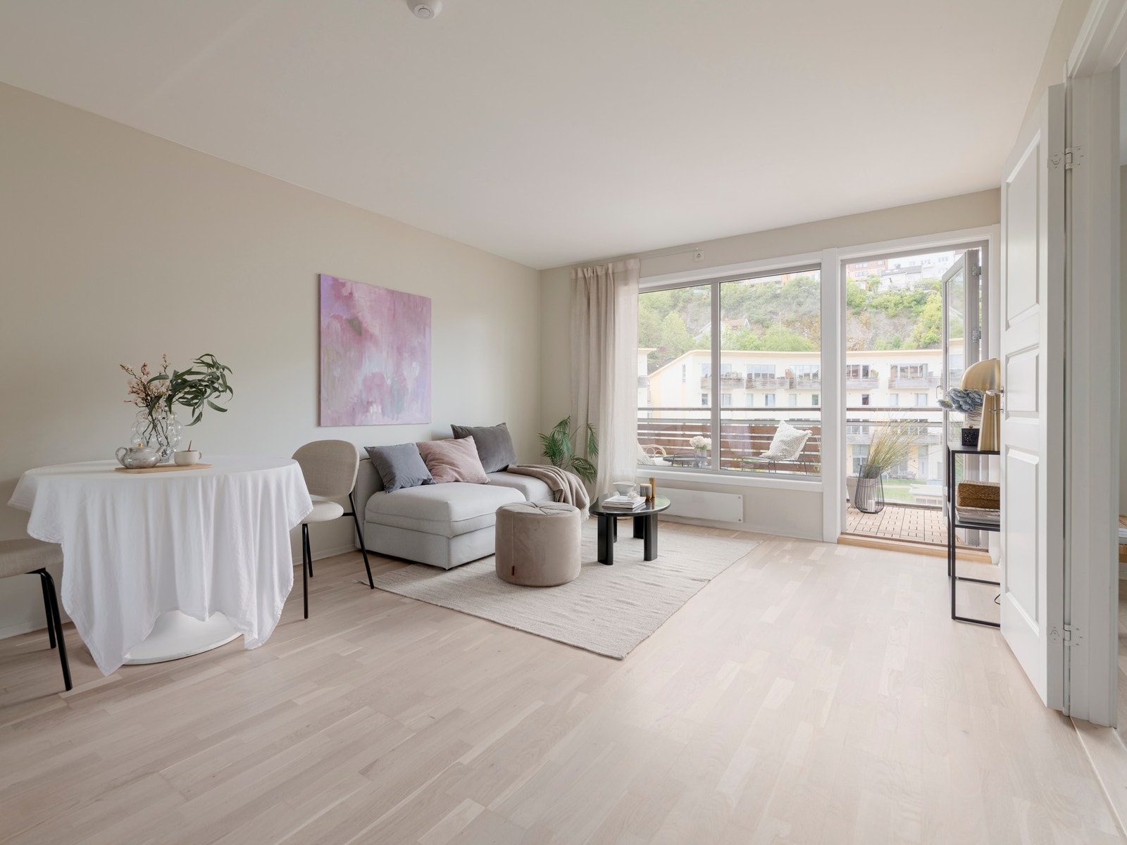 Delikat og lys 2-roms beliggende høyt og fritt til i byggets 4. etasje. Galleribilde