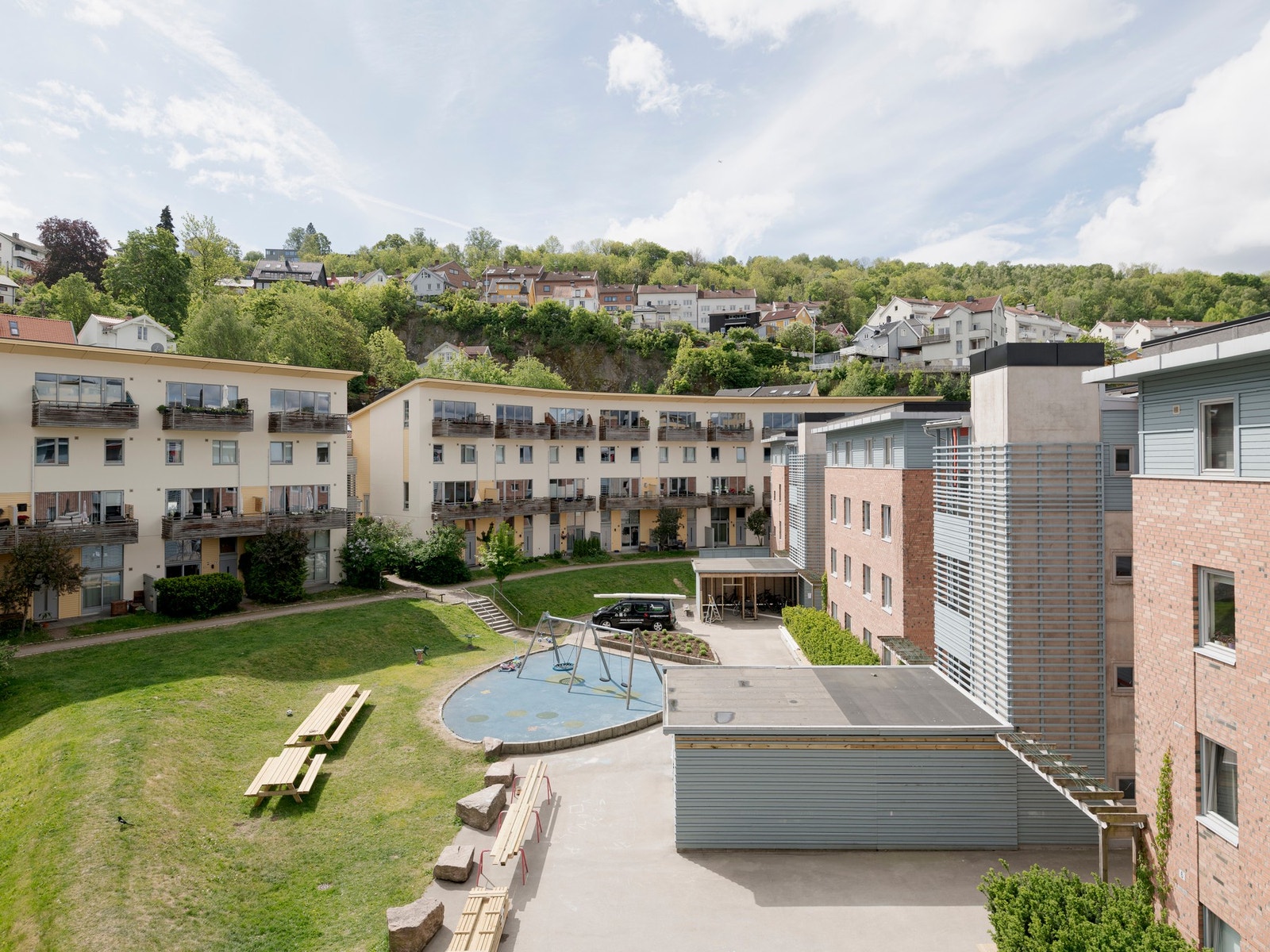 Balkongen vender mot borettslagets hyggelige fellesarealer. Galleribilde