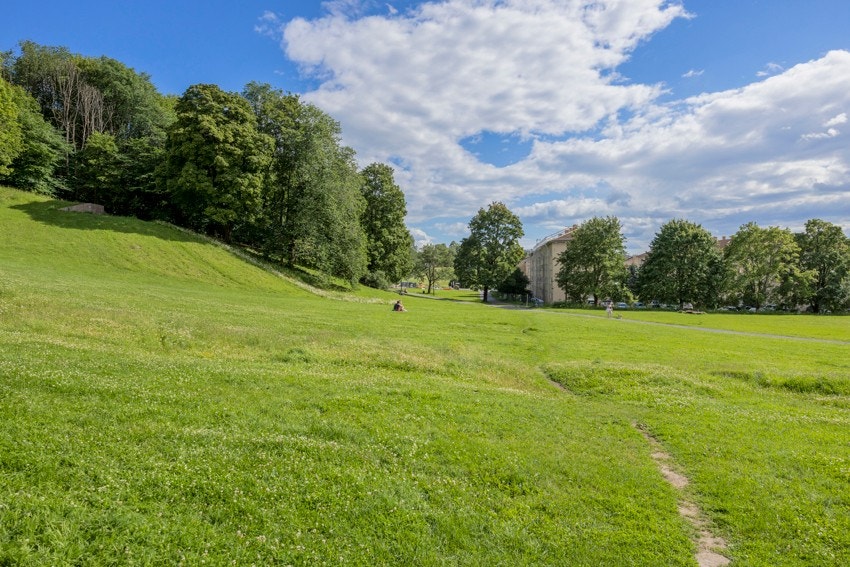 Leiligheten har en attraktiv beliggenhet ved idylliske Ola Narr-parken, som ligger i direkte tilknytning til Tøyenparken. Galleribilde