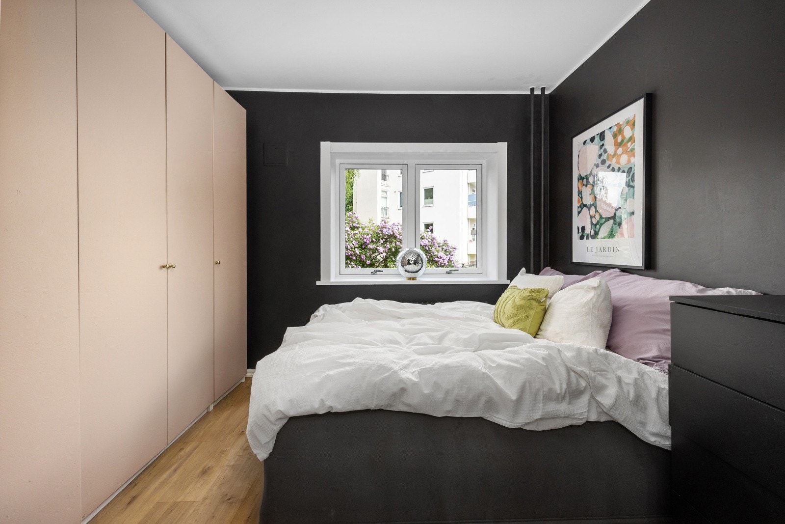 Leiligheten har to gode soverom. Store vinduer gir rommene godt med naturlig lys og gode muligheter for lufting. Galleribilde