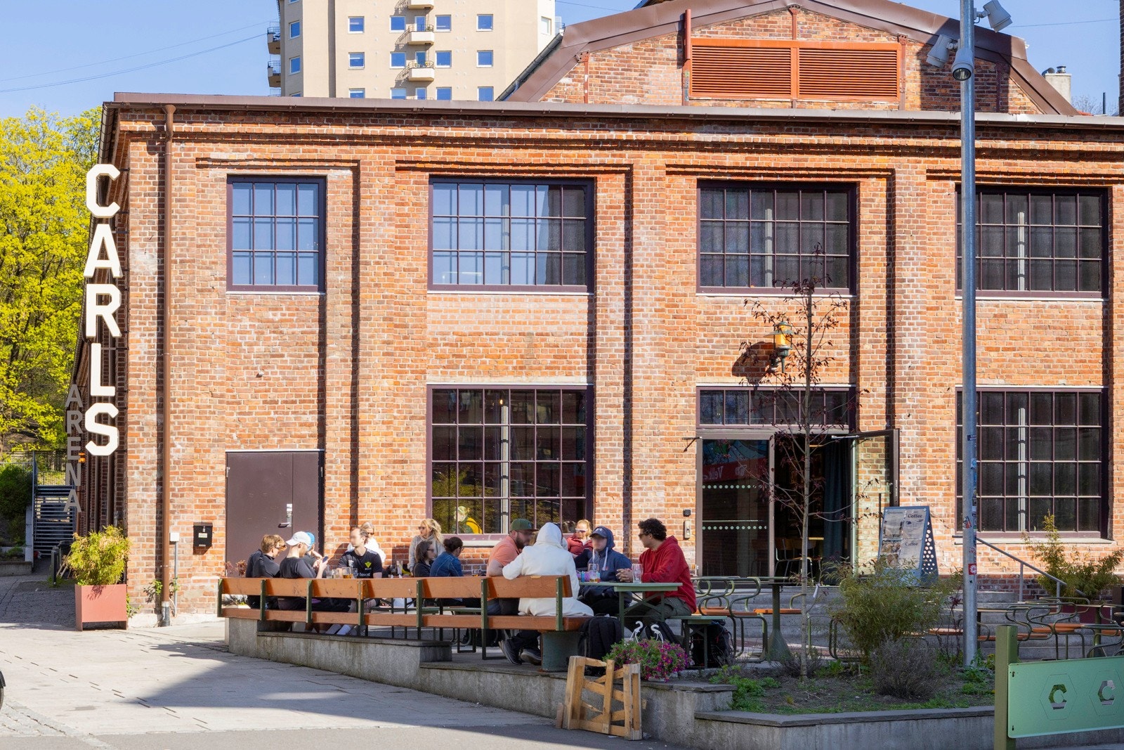 Rett ved Carl Berner Torg ligger CARLS som åpnet dørene høsten 2023. CARLS er Oslos nye storstue. Et ærverdig industribygg transformeres til nabolagskafe, barer, restauranter og byens råeste arrangementslokaler Galleribilde