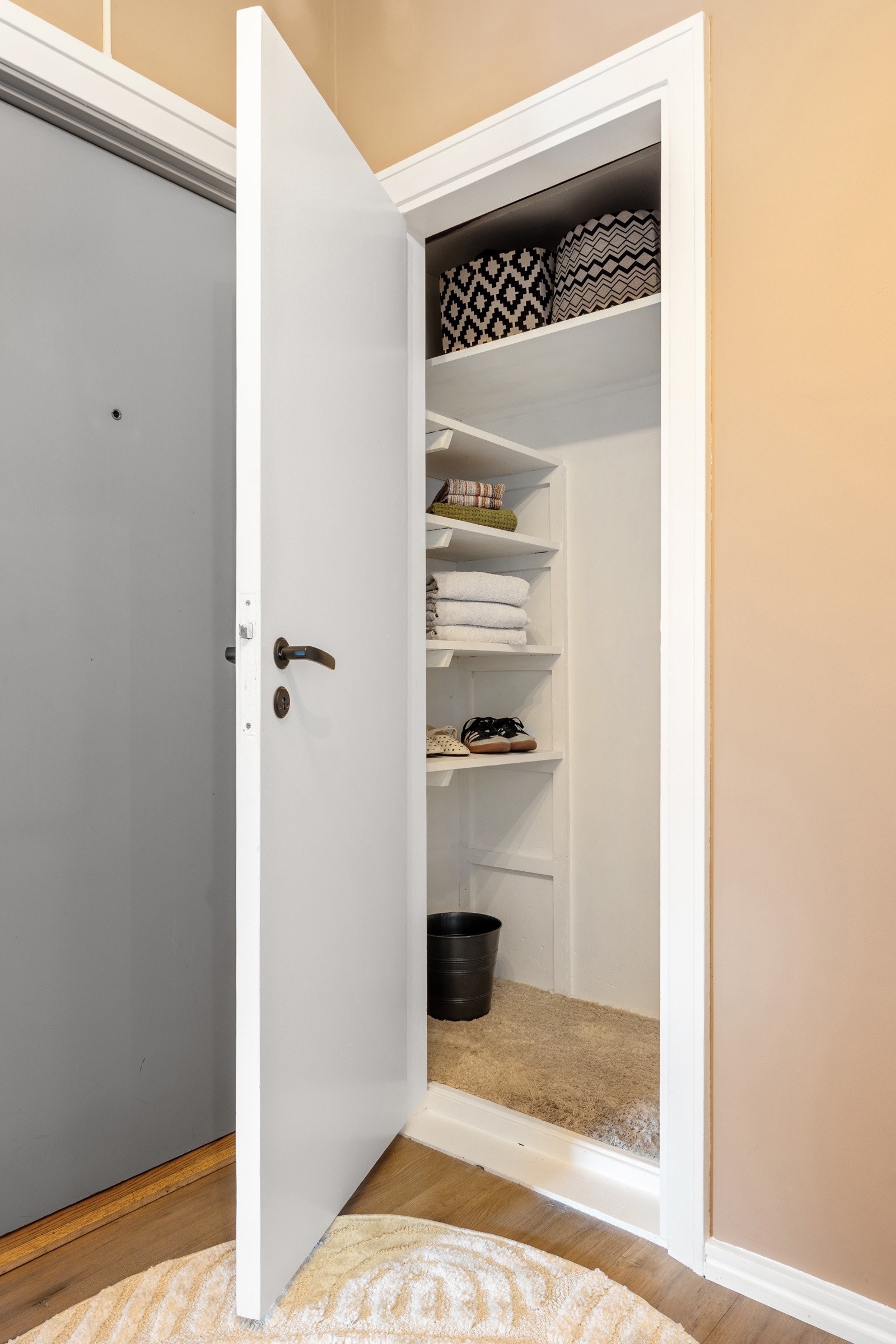 Det er ekstra lagringsplass i kott ved entréen. Galleribilde